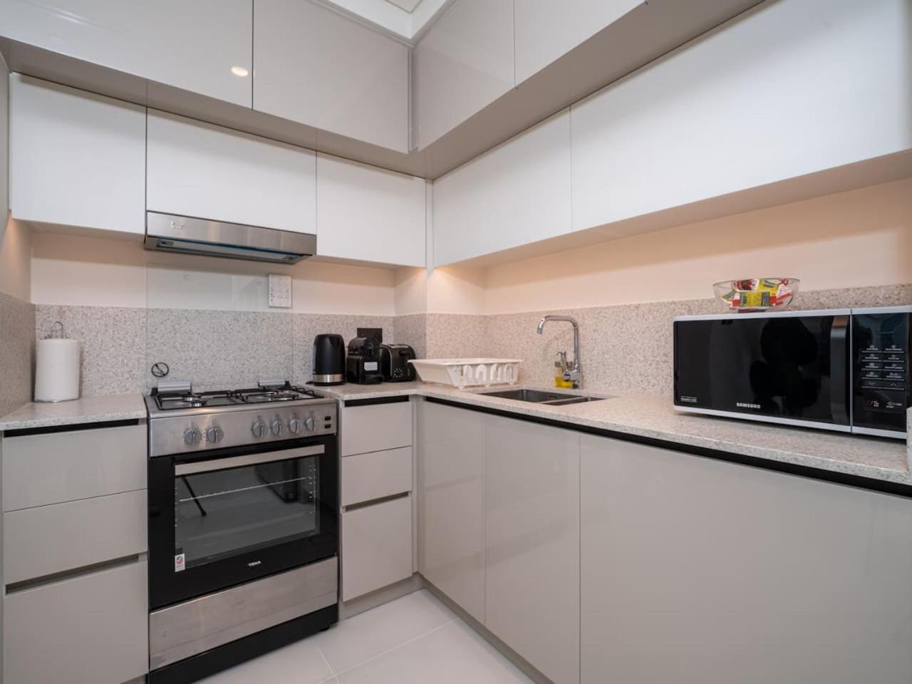 Apartment Gorgeous Beachfront 2 Bed Retreat In Marina Vista *