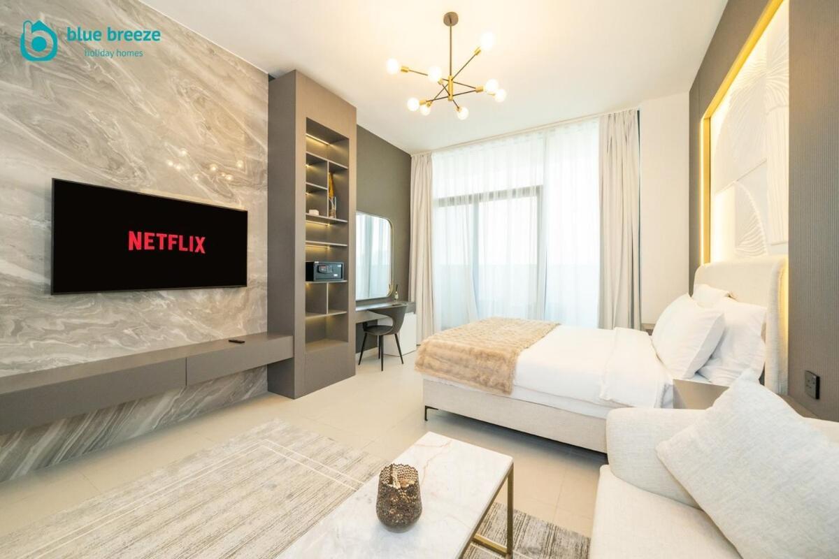 Blue Breeze - Trendy With Balcony & Stylish Interiors Apartment *