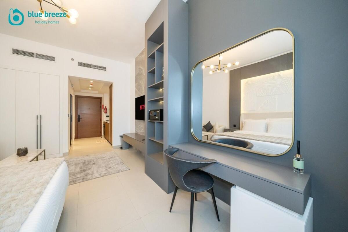 Blue Breeze - Trendy With Balcony & Stylish Interiors *