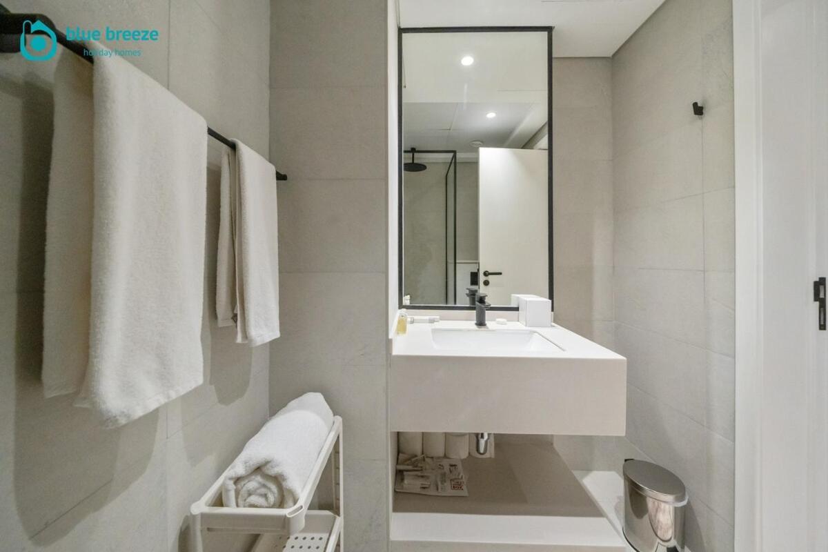 Blue Breeze - Trendy With Balcony & Stylish Interiors *