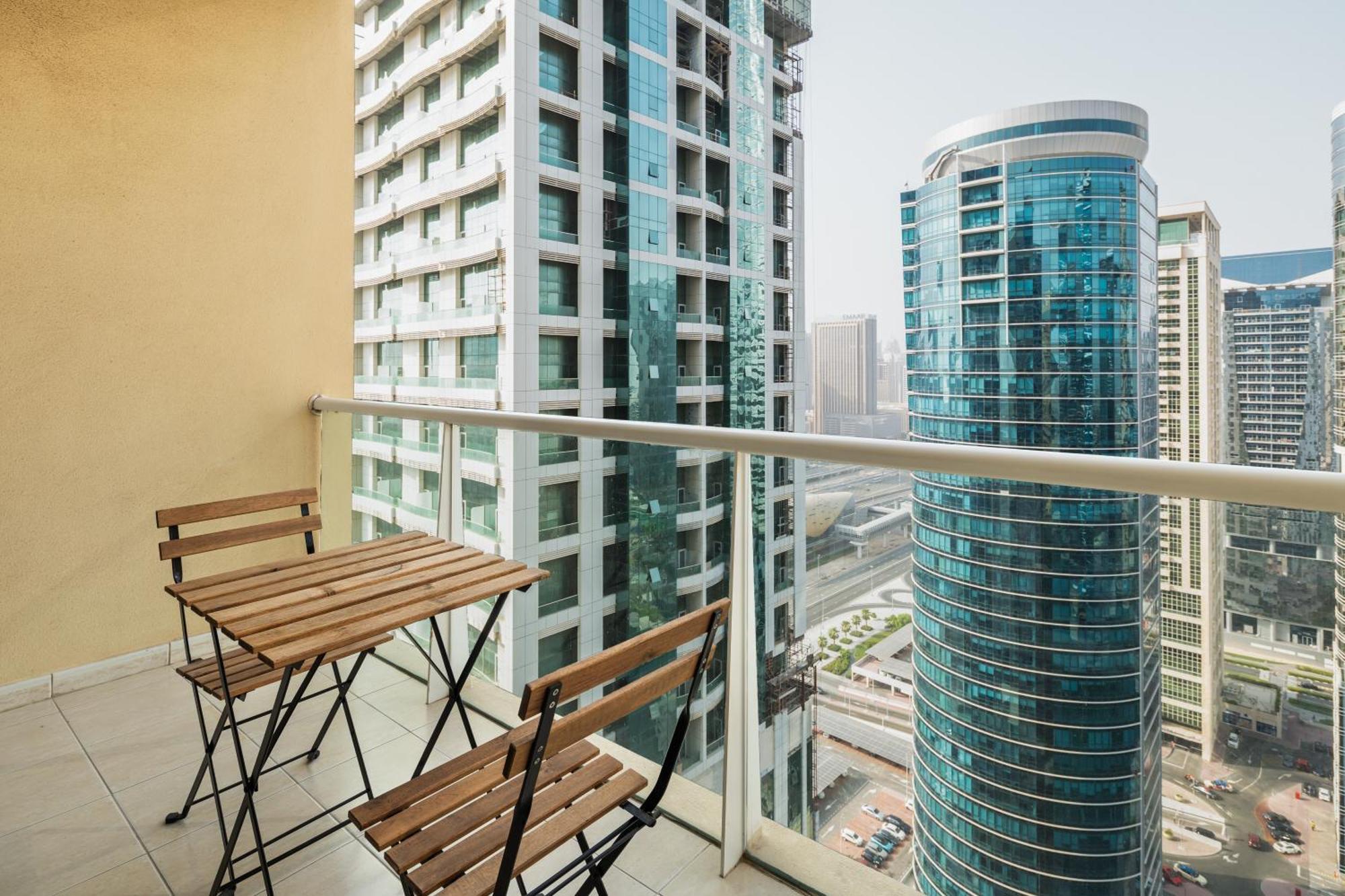 Premium In Jlt Near Metro Apartment *