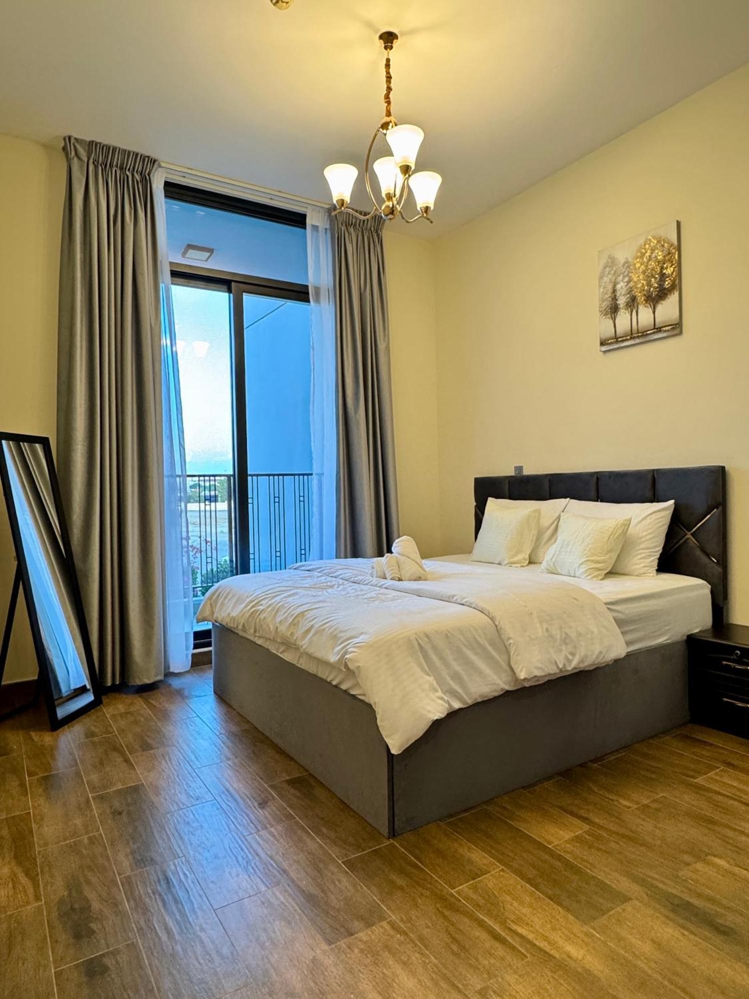 Serene & Spacious 3br En-suite With Assistant's - Walk To Mall & Restaurants *