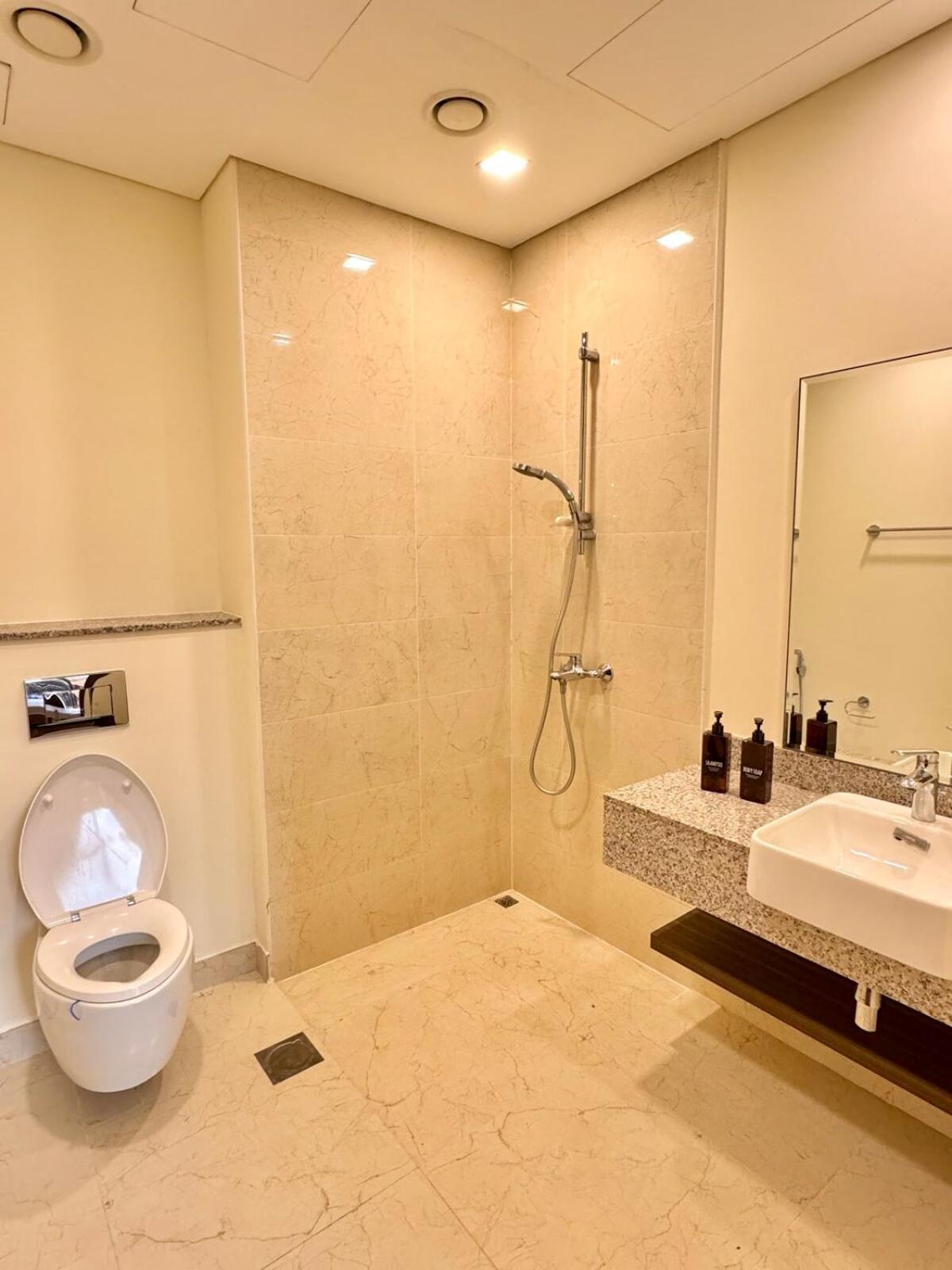 Villa Serene & Spacious 3br En-suite With Assistant's - Walk To Mall & Restaurants Dubai