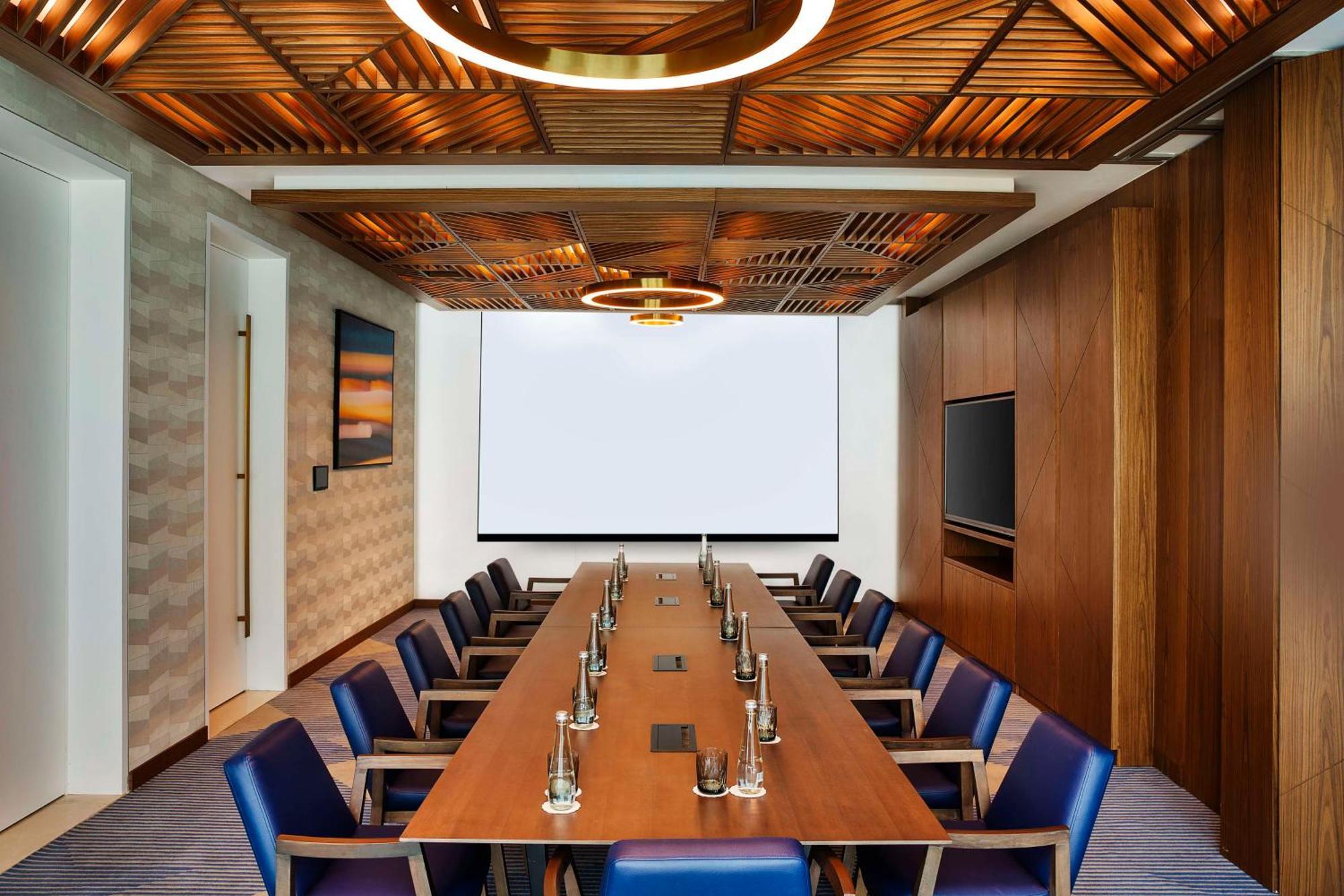 Tumbi West Palm Dubai,tapestry Collection Hilton Hotel 4*