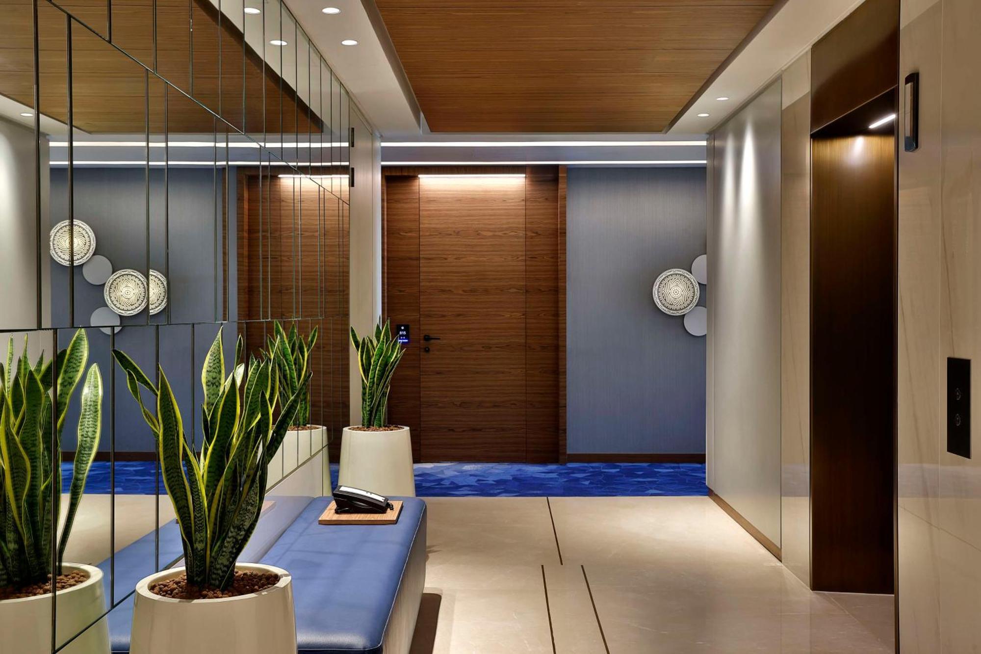 Tumbi West Palm Dubai,tapestry Collection Hilton Hotel Dubai