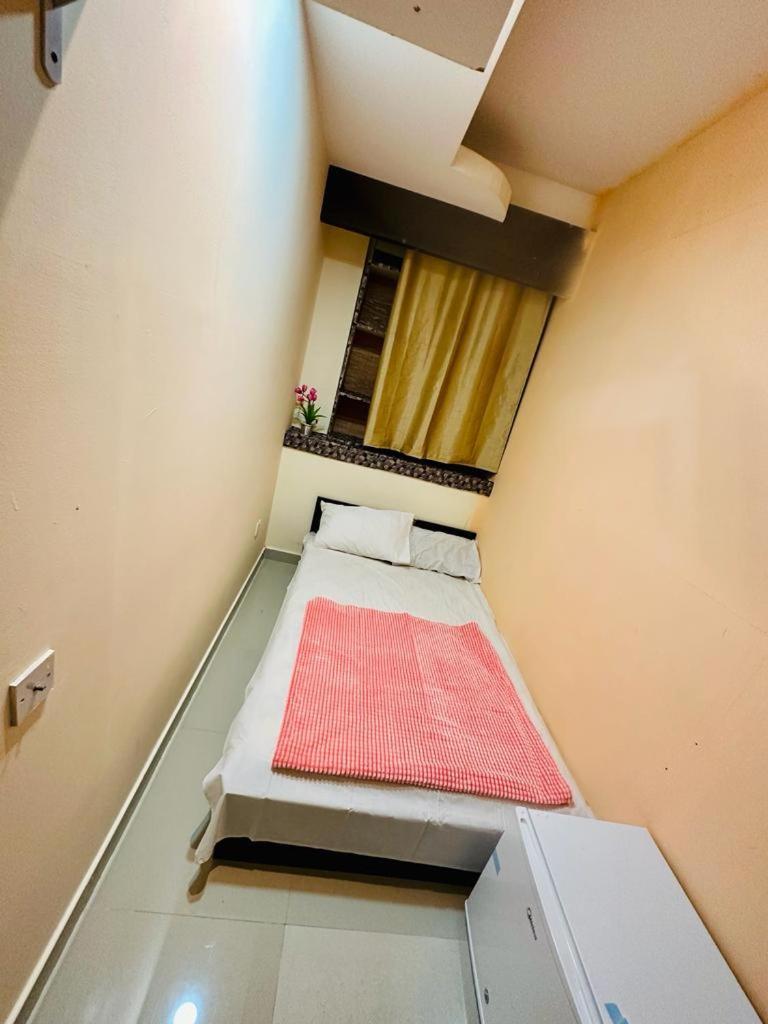 Couples Tv Fridge Close To Metro Homestay