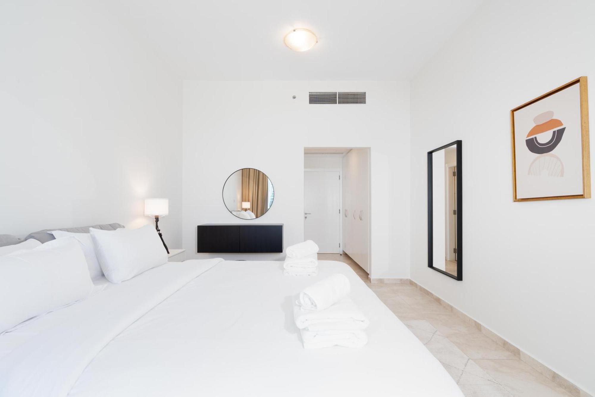 Stylish 1-bedroom With Breathtaking Views At Marina Holiday home Dubai