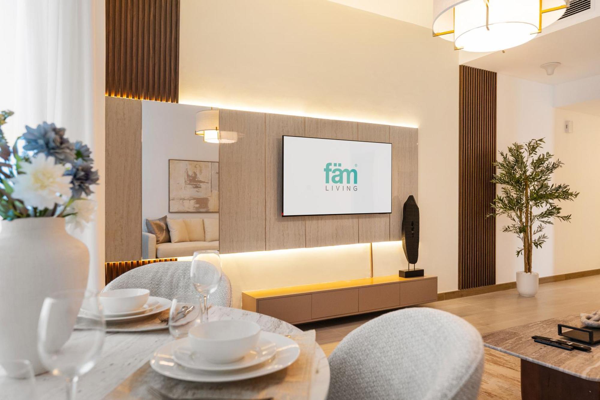 Fam Living Contemporary 2br Oasis Waterfront Comfort Close To Downtown Apartment *