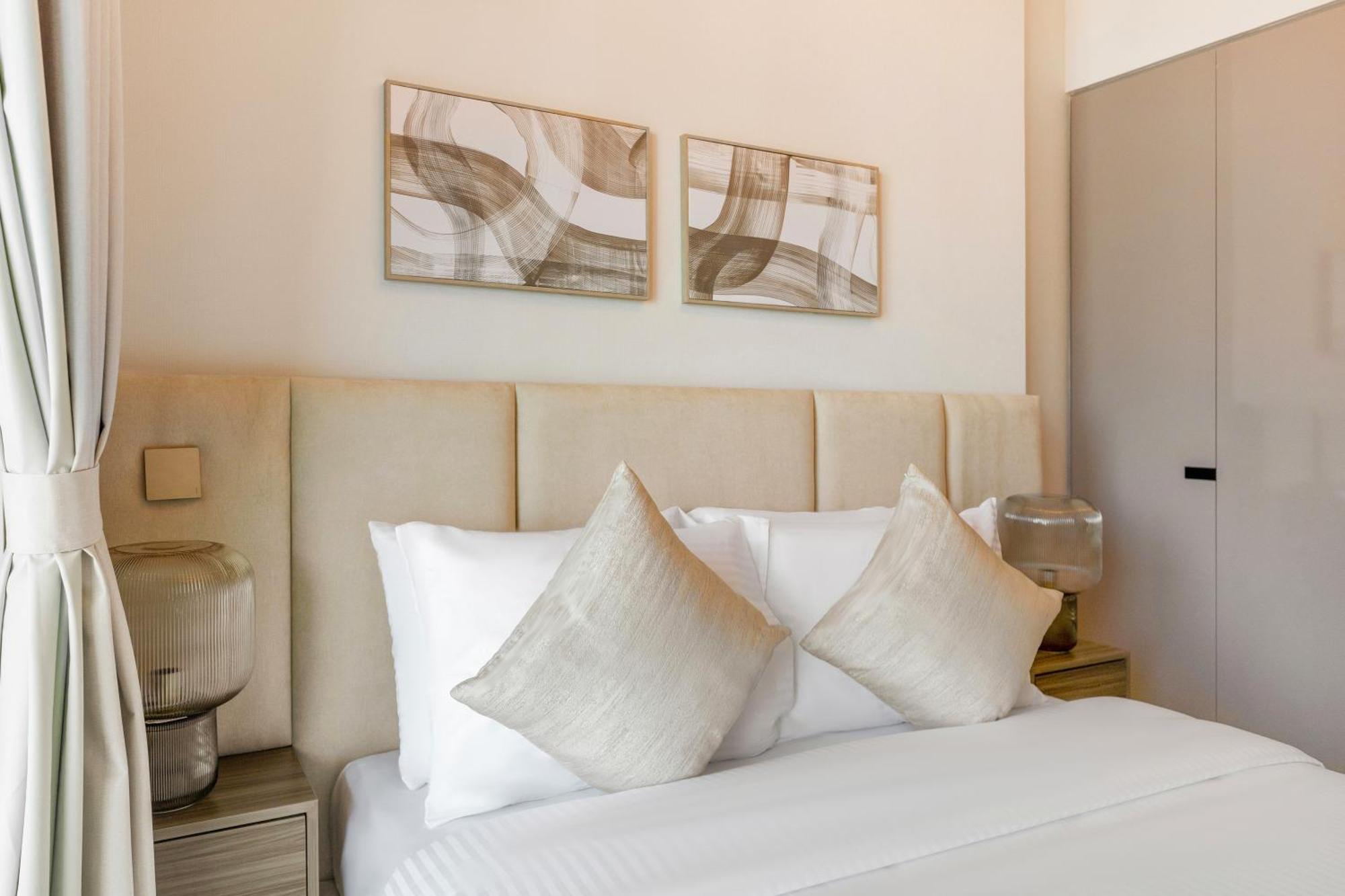 Apartment Fam Living Contemporary 2br Oasis Waterfront Comfort Close To Downtown Dubai