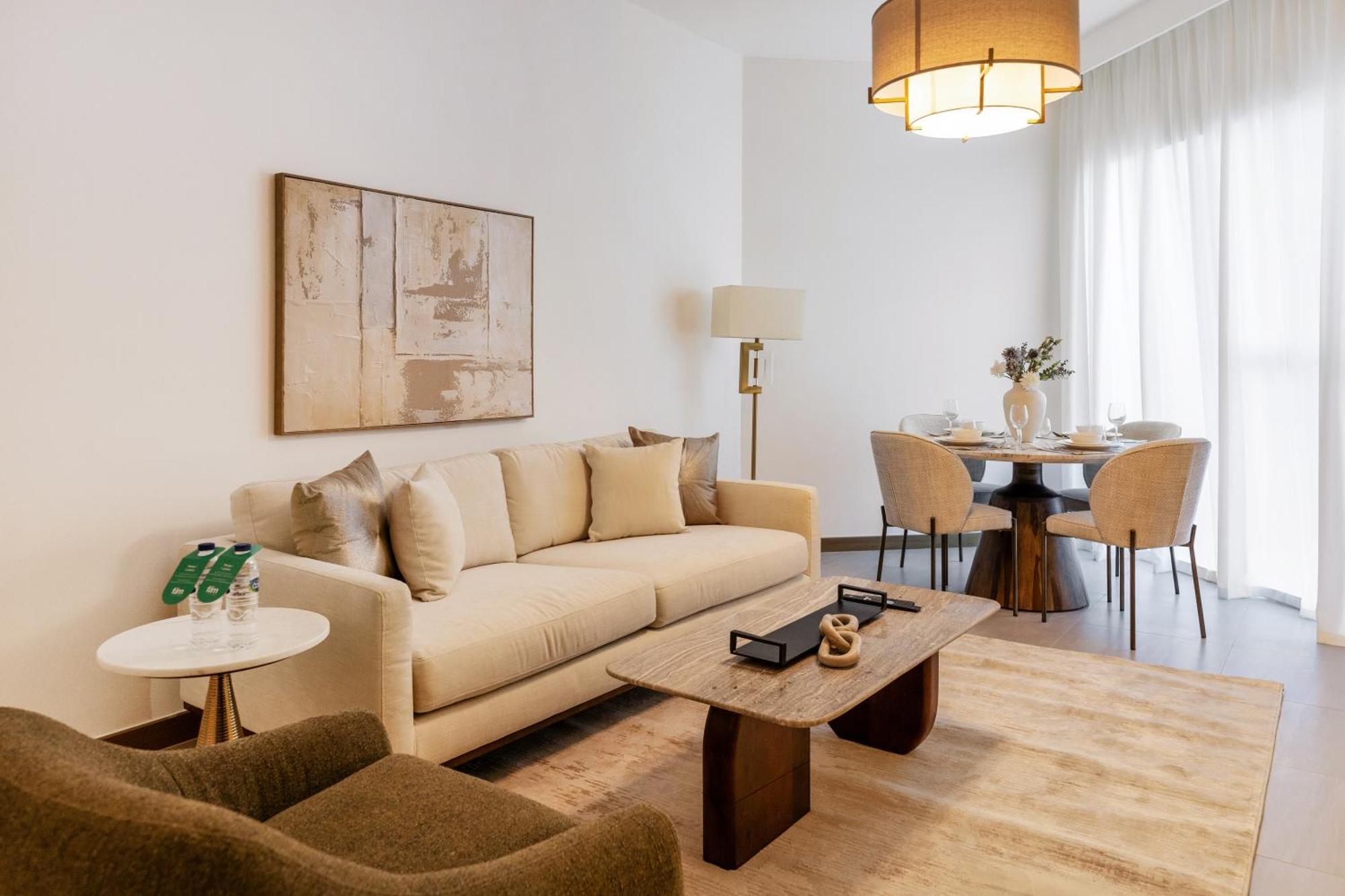 Fam Living Contemporary 2br Oasis Waterfront Comfort Close To Downtown Apartment *