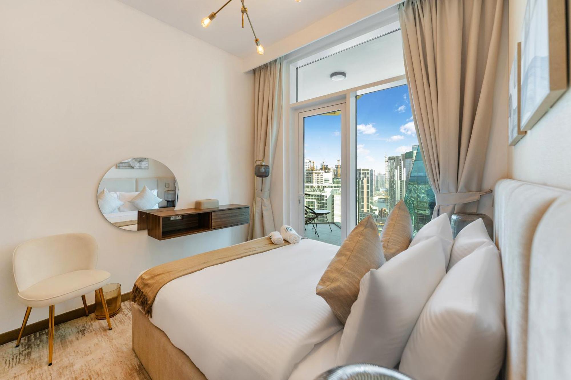 Apartment Fam Living Contemporary 2br Oasis Waterfront Comfort Close To Downtown Dubai