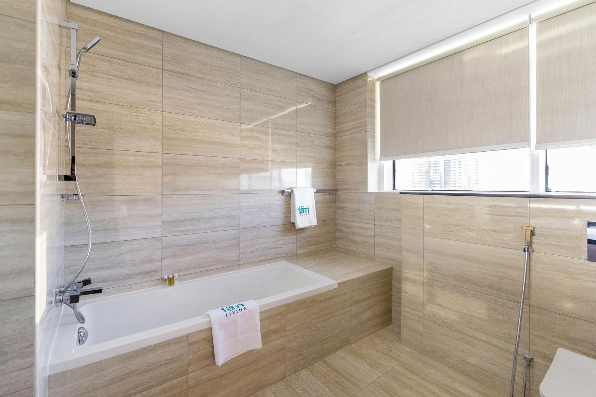 Fam Living Contemporary 2br Oasis Waterfront Comfort Close To Downtown Dubai