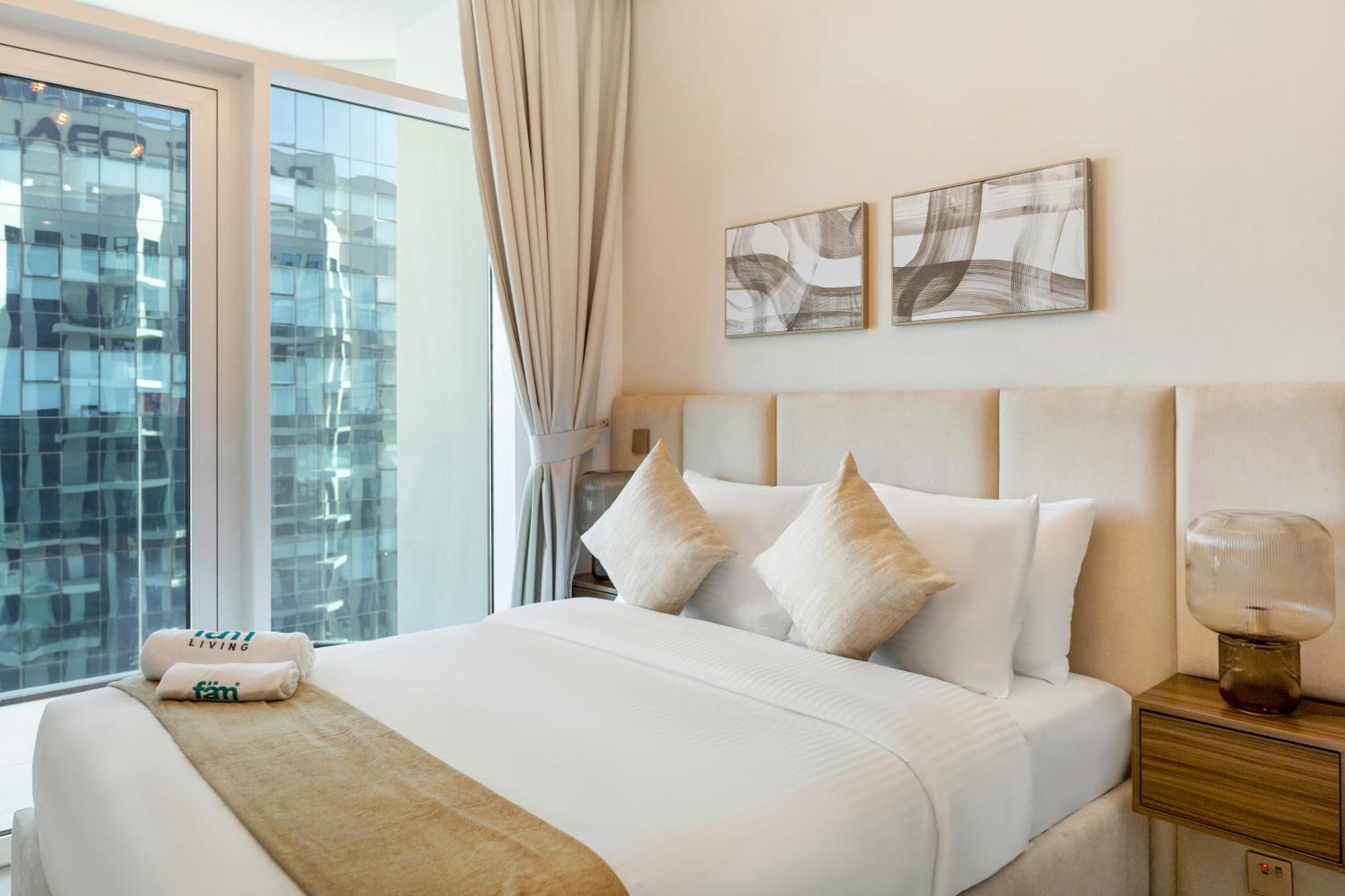 Fam Living Contemporary 2br Oasis Waterfront Comfort Close To Downtown *