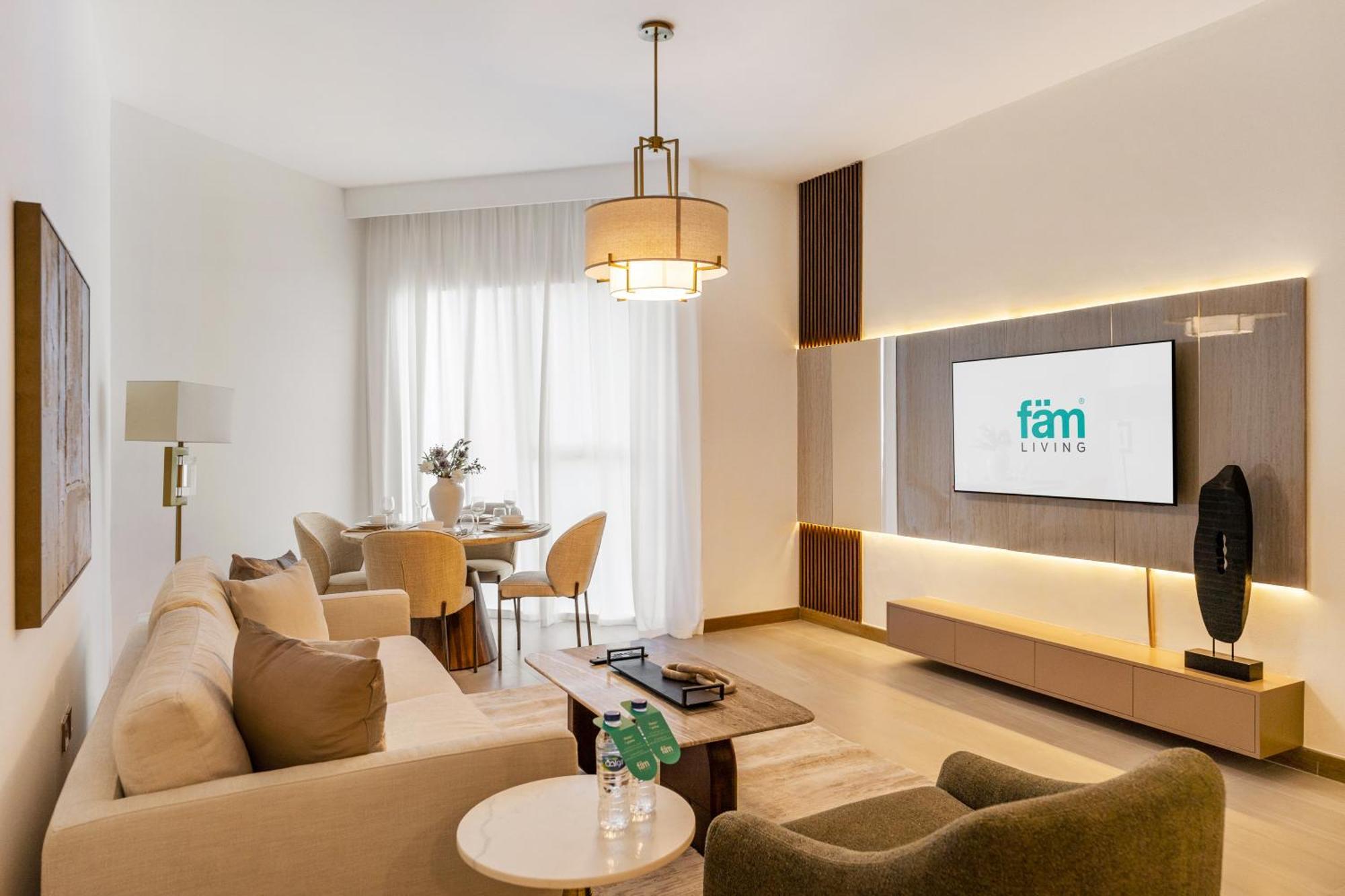 Fam Living Contemporary 2br Oasis Waterfront Comfort Close To Downtown