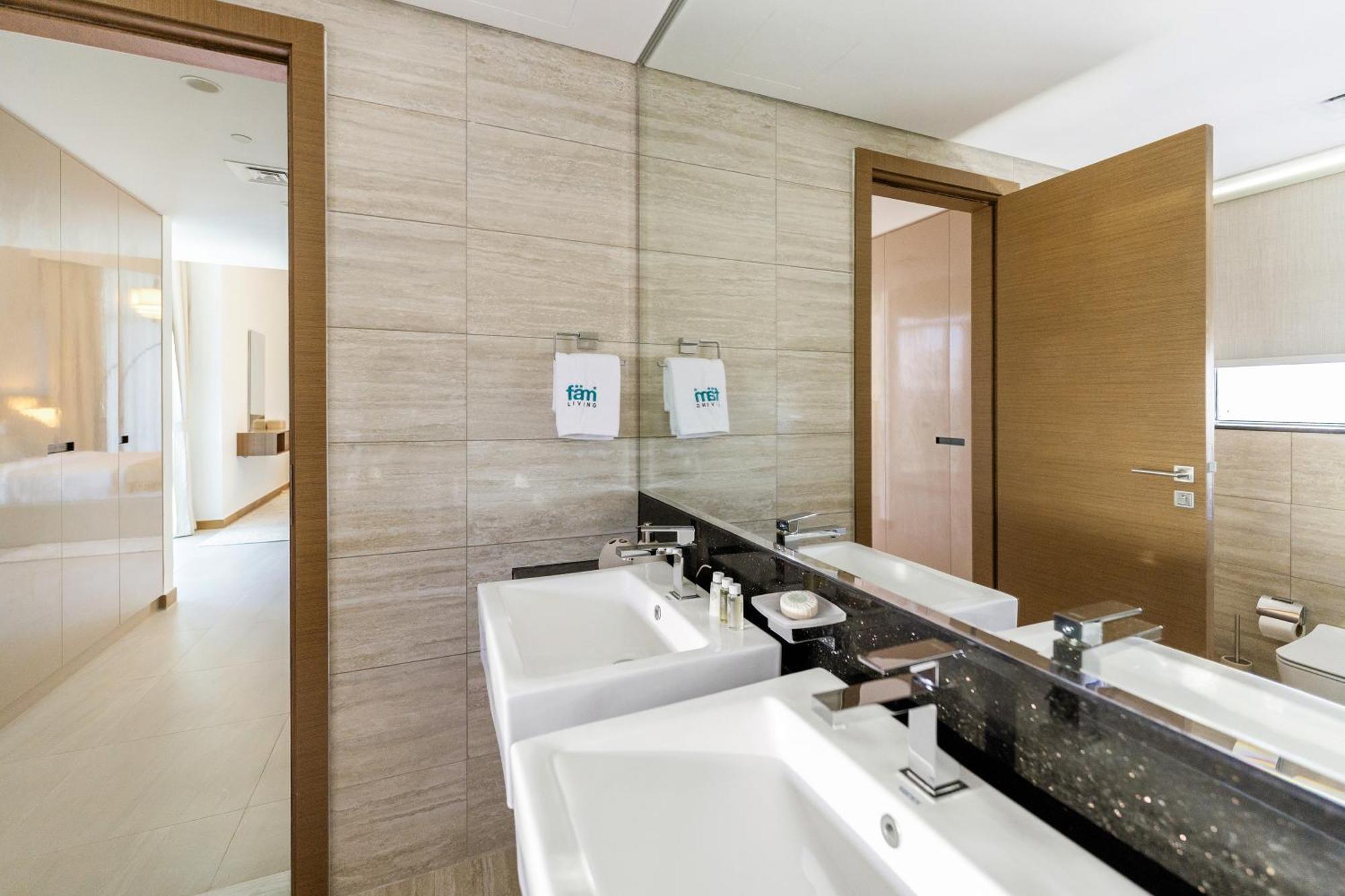 Fam Living Contemporary 2br Oasis Waterfront Comfort Close To Downtown Dubai