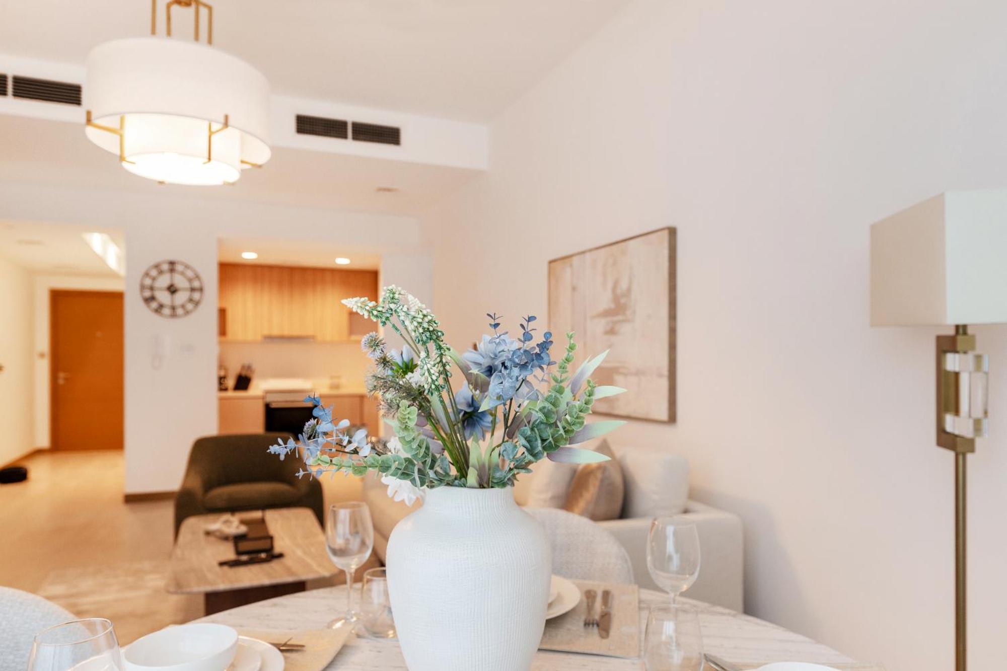 Fam Living Contemporary 2br Oasis Waterfront Comfort Close To Downtown