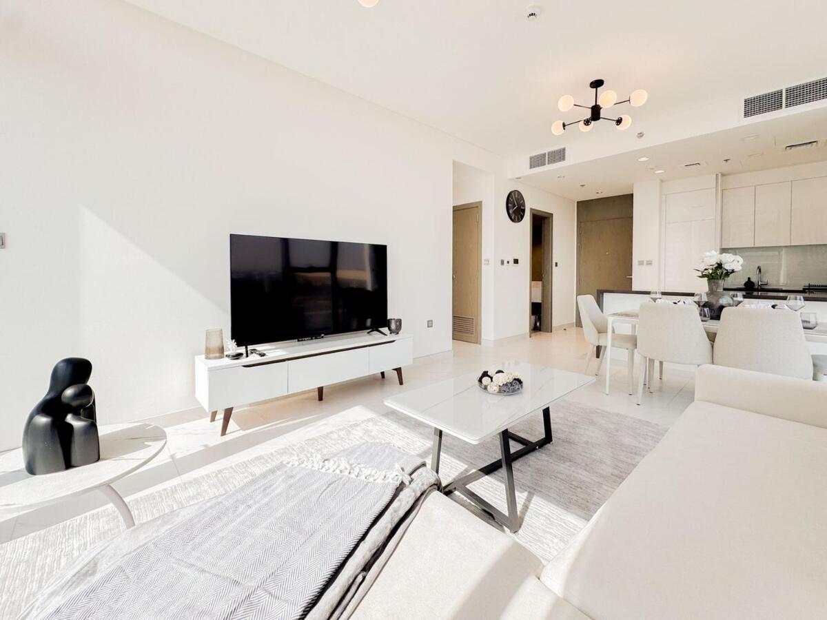 Azure - 1-bed Luxury By Crystal Lagoon, Downtown Apartment