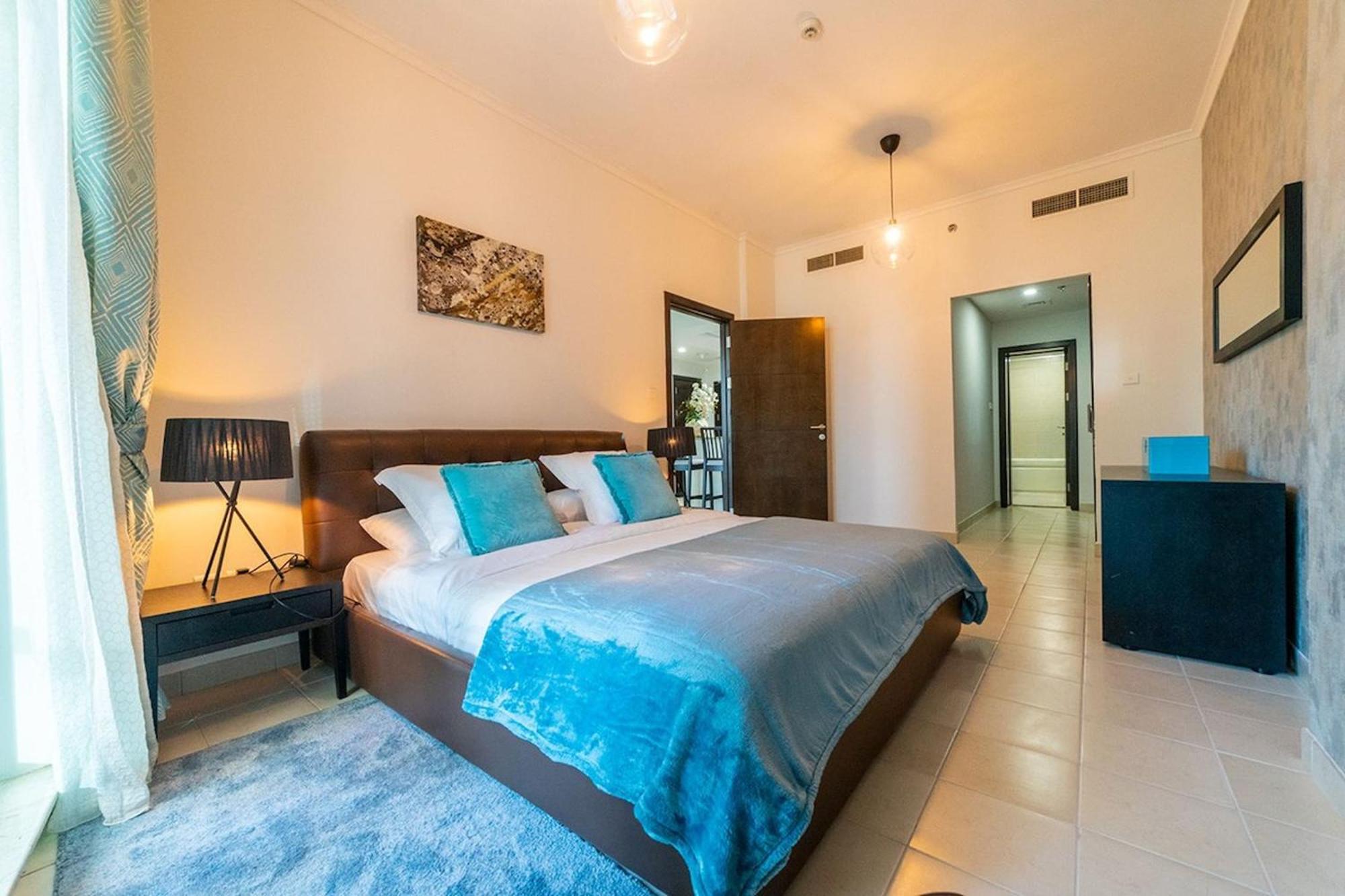 1br With Marina View In Torch Tower, Marina By Pk Holidays Apartment *