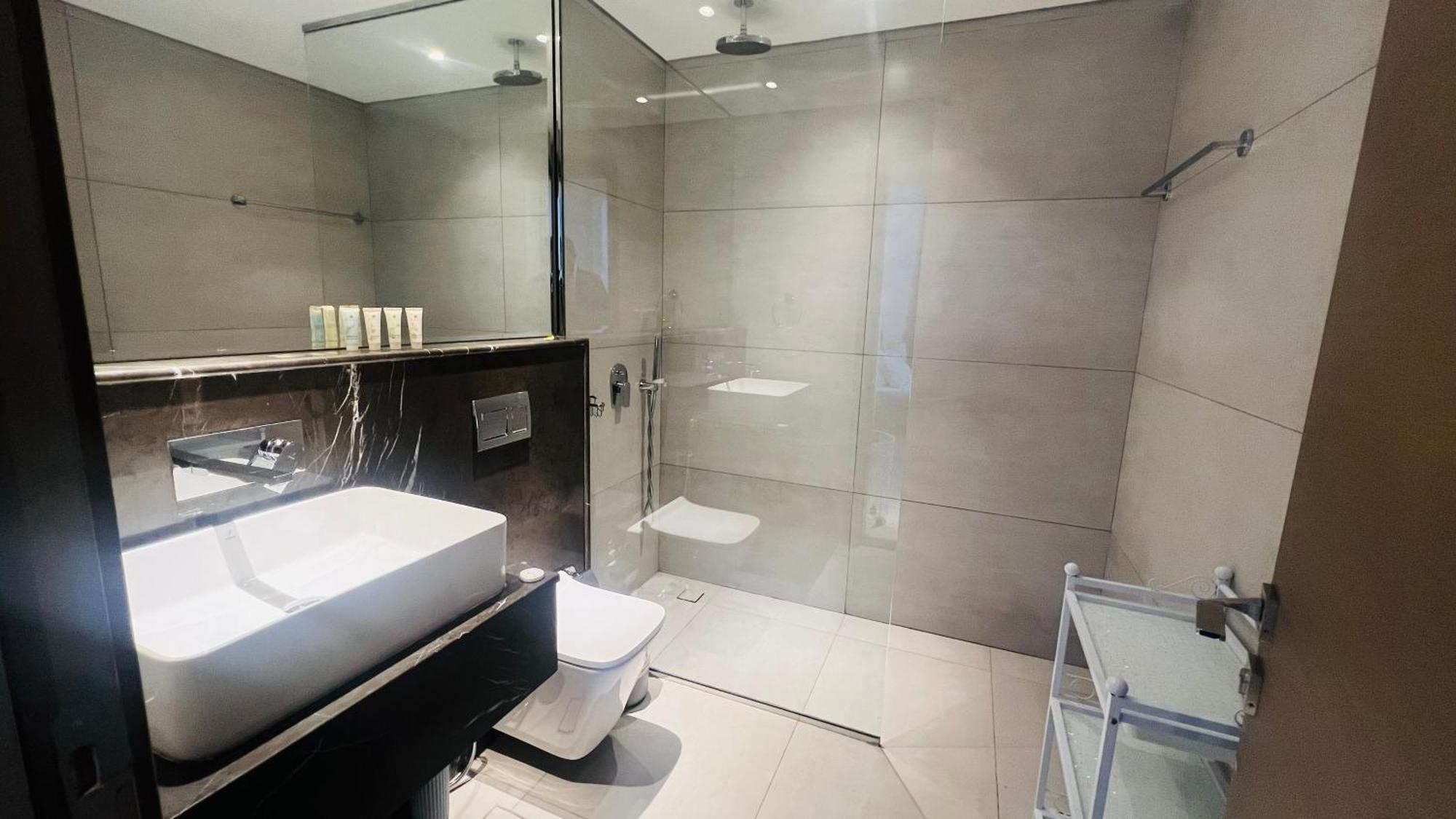 Stylish 1 Bedroom In Jvc Close To Mall 29 Mins To Trade Fair Dubai