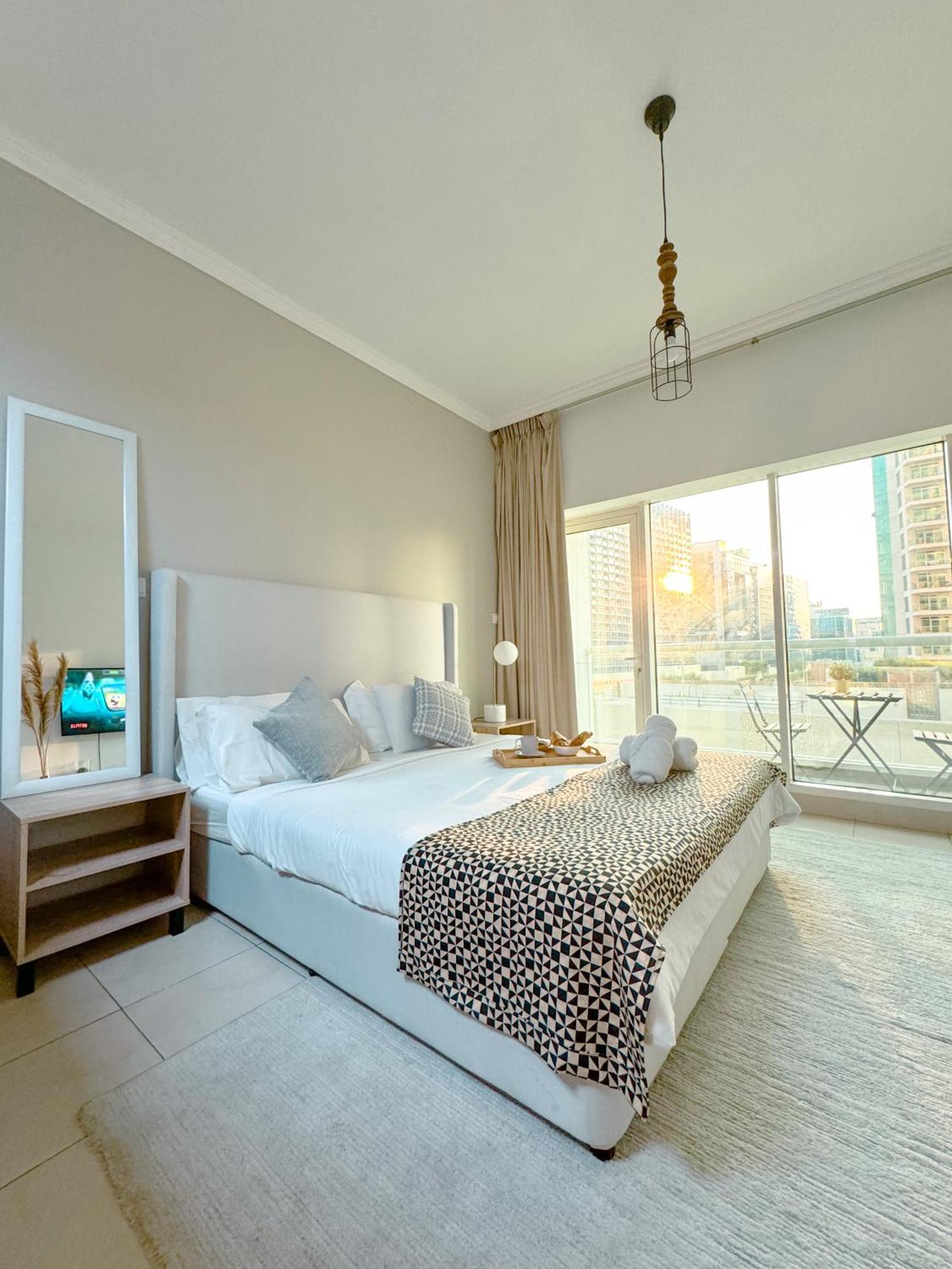5 Minutes Walk To Mall And Burj Khalifa *