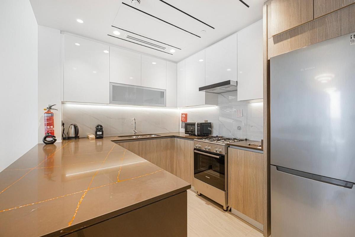 Medore Brand New 1 And A Half Bedroom Apartment *