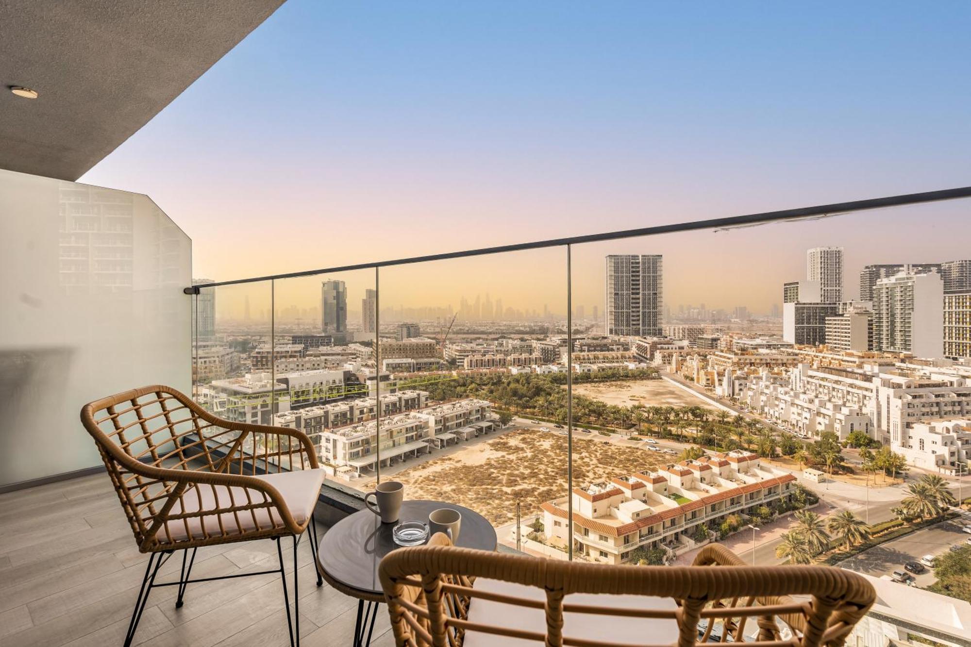 Apartment Modern 1br With Balcony, Pool & Stunning Views
