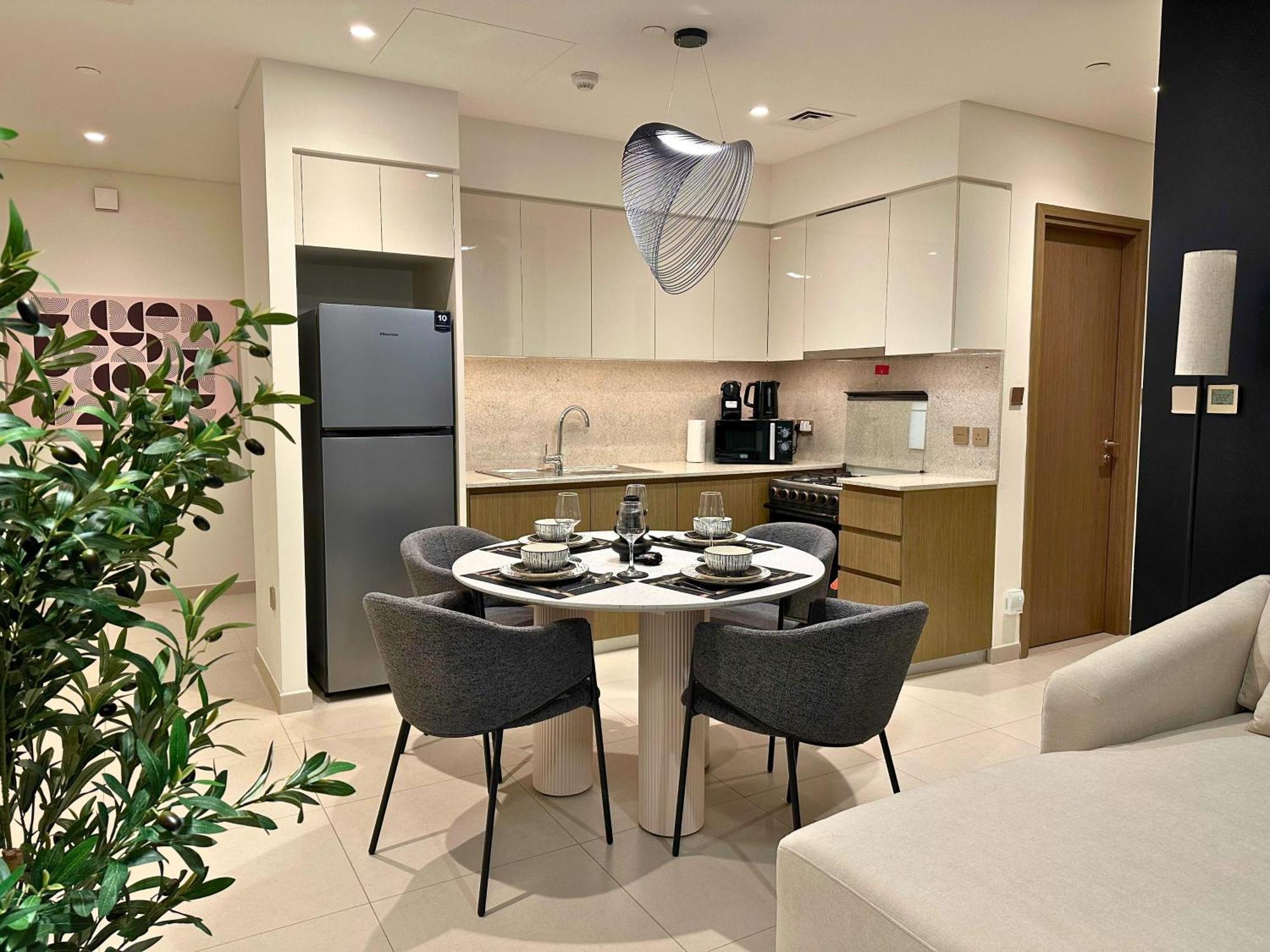 Smartstay At Burj Royale - Unique Downtown Views - Brand New Luxury Apartment *