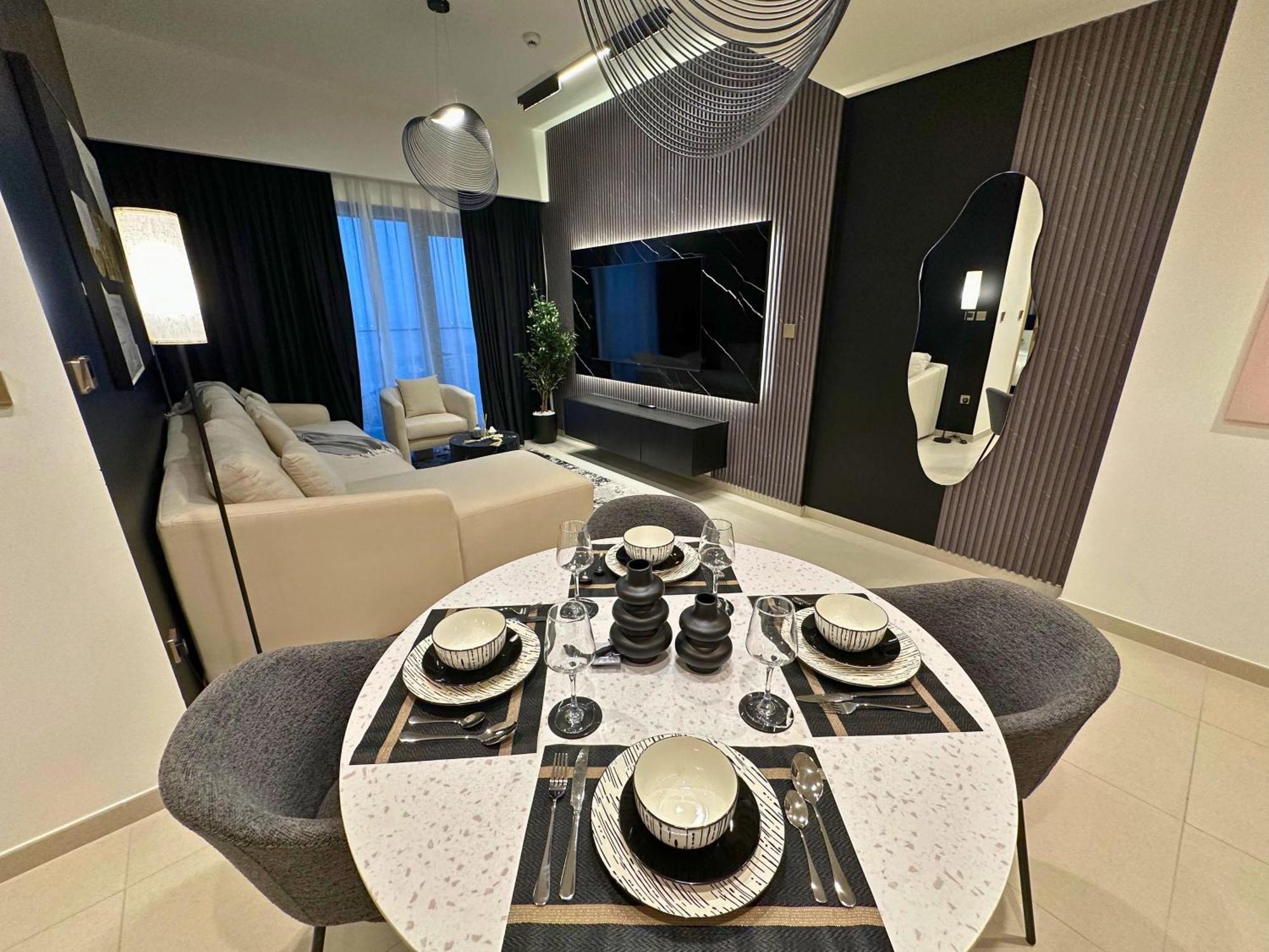 Smartstay At Burj Royale - Unique Downtown Views - Brand New Luxury Apartment *