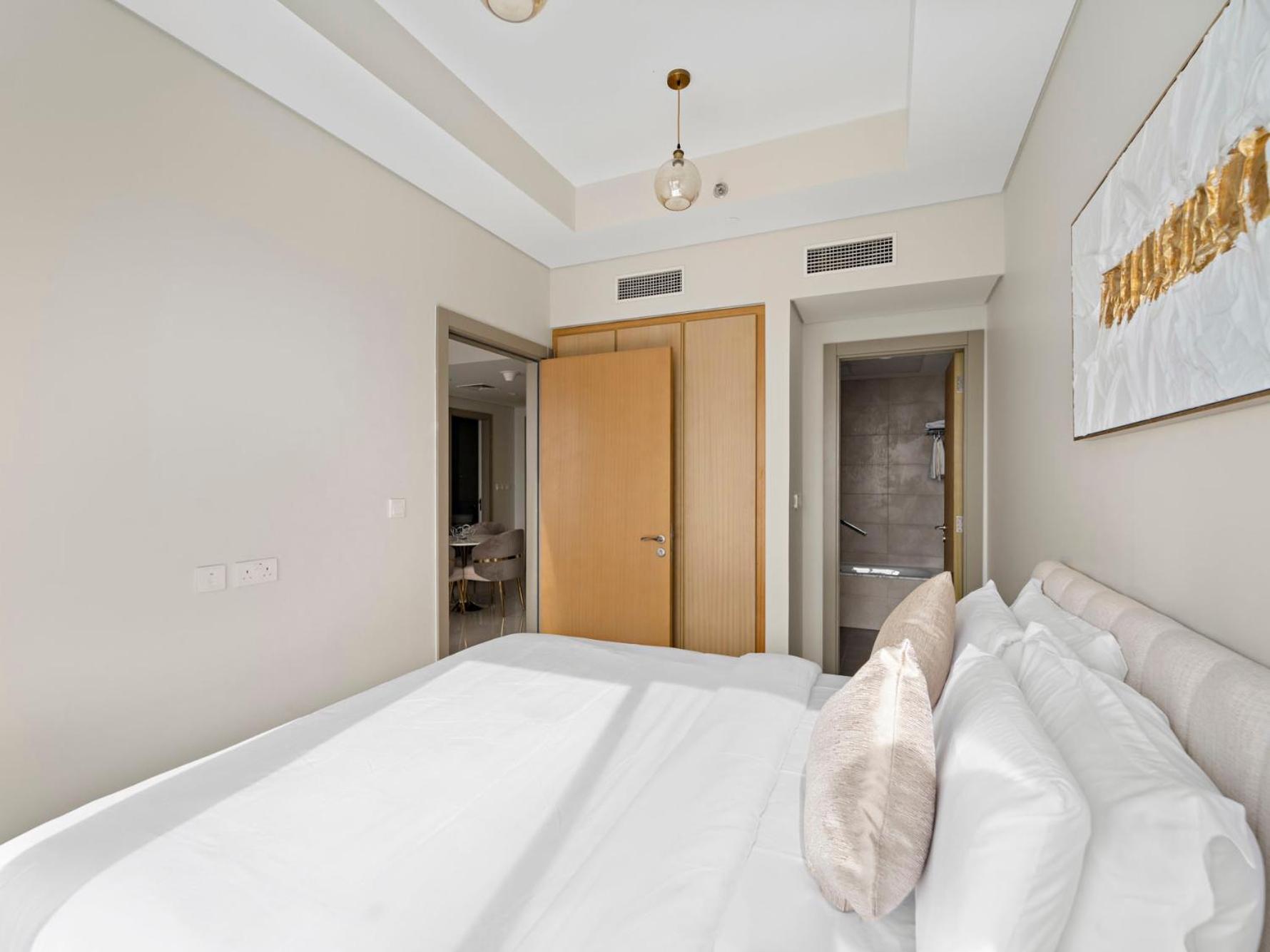 Bright & Modern 2br With Balcony In Aykon Dubai