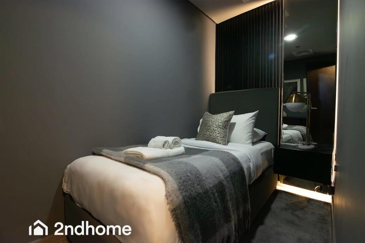 Spacious 1 Bedroom Unit With Maids Apartment *