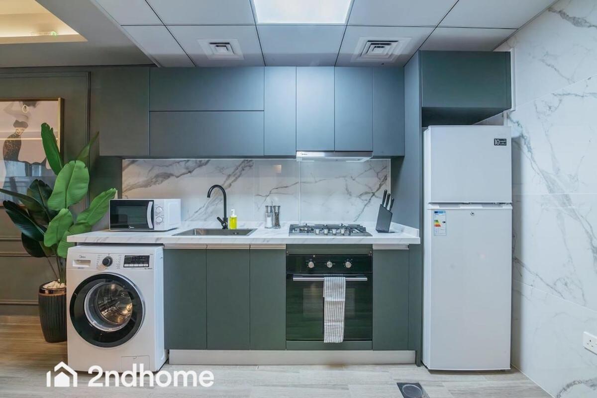 Spacious 1 Bedroom Unit With Maids Apartment