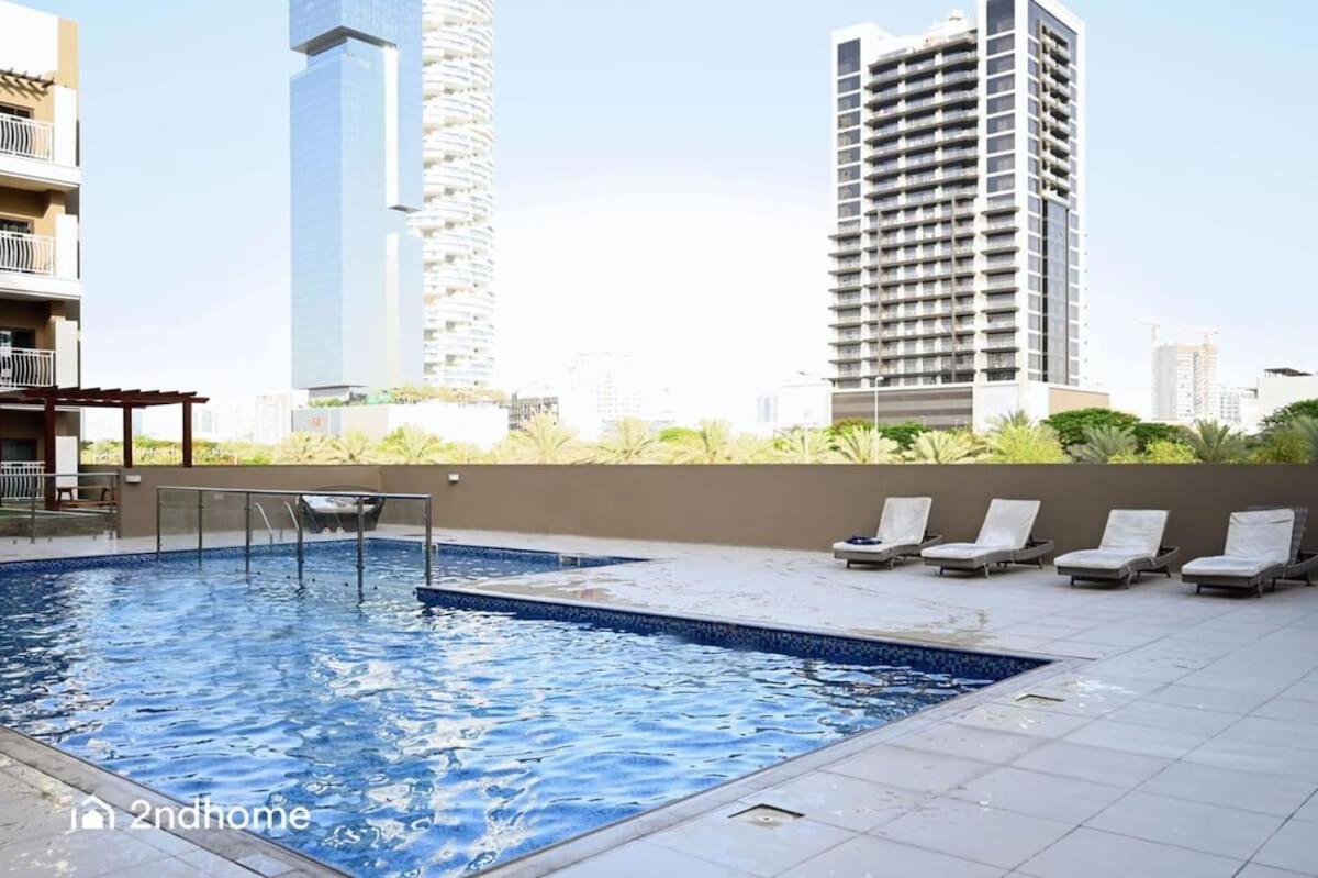 Spacious 1 Bedroom Unit With Maids Apartment *