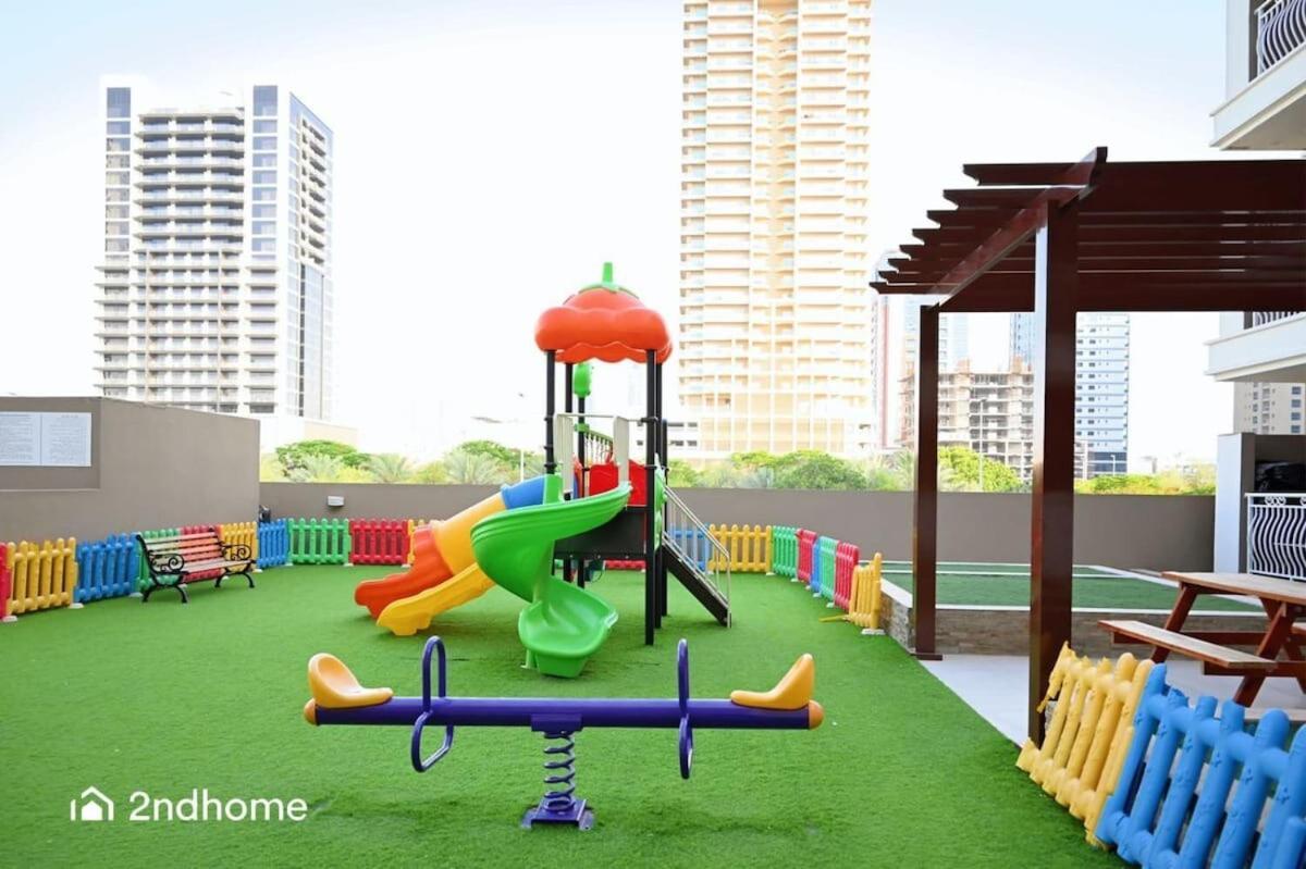 Spacious 1 Bedroom Unit With Maids Apartment *