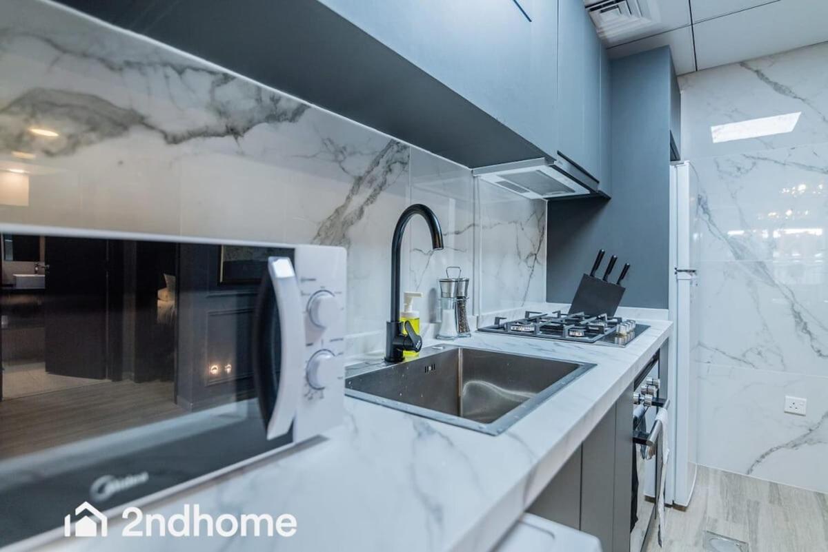 Spacious 1 Bedroom Unit With Maids Apartment