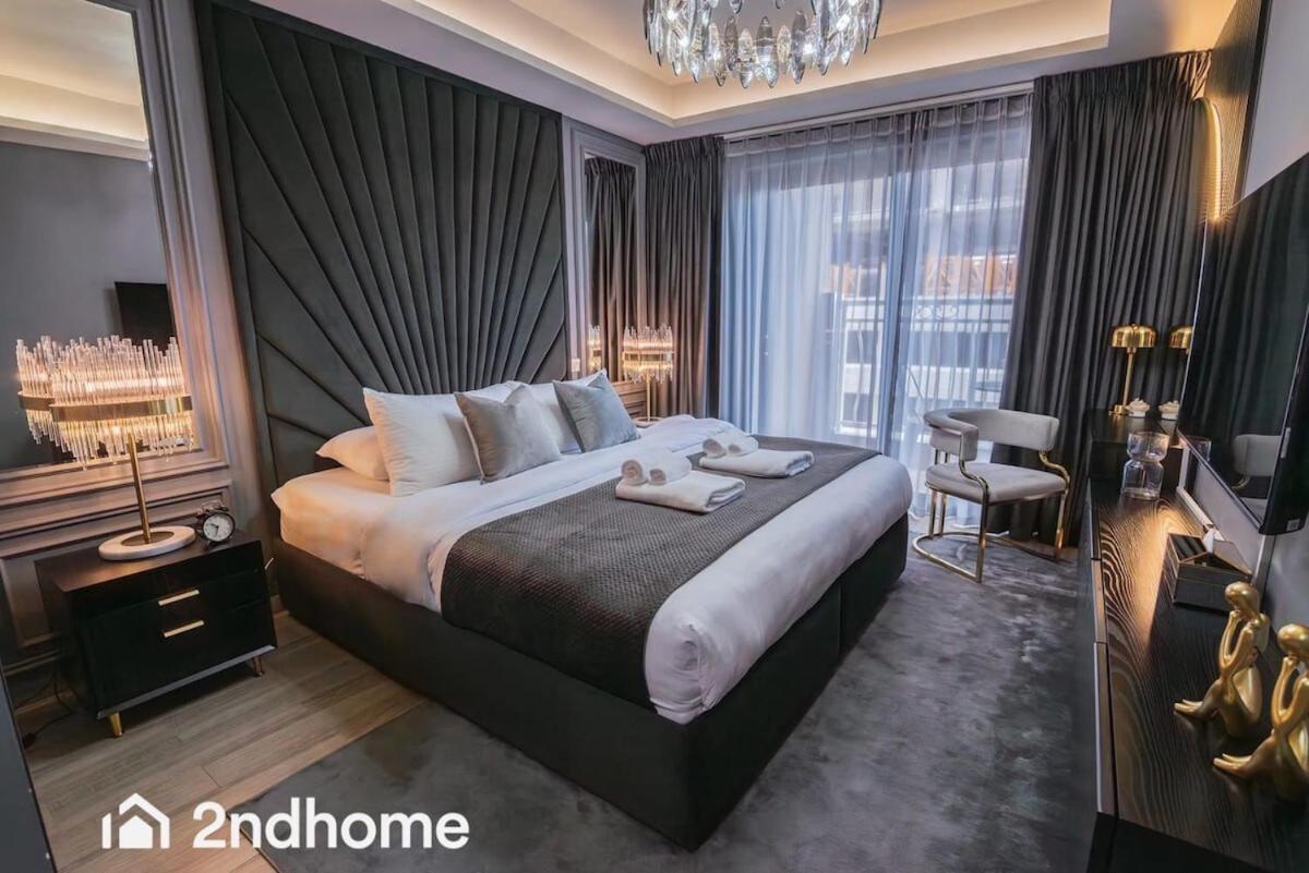 Spacious 1 Bedroom Unit With Maids Apartment *
