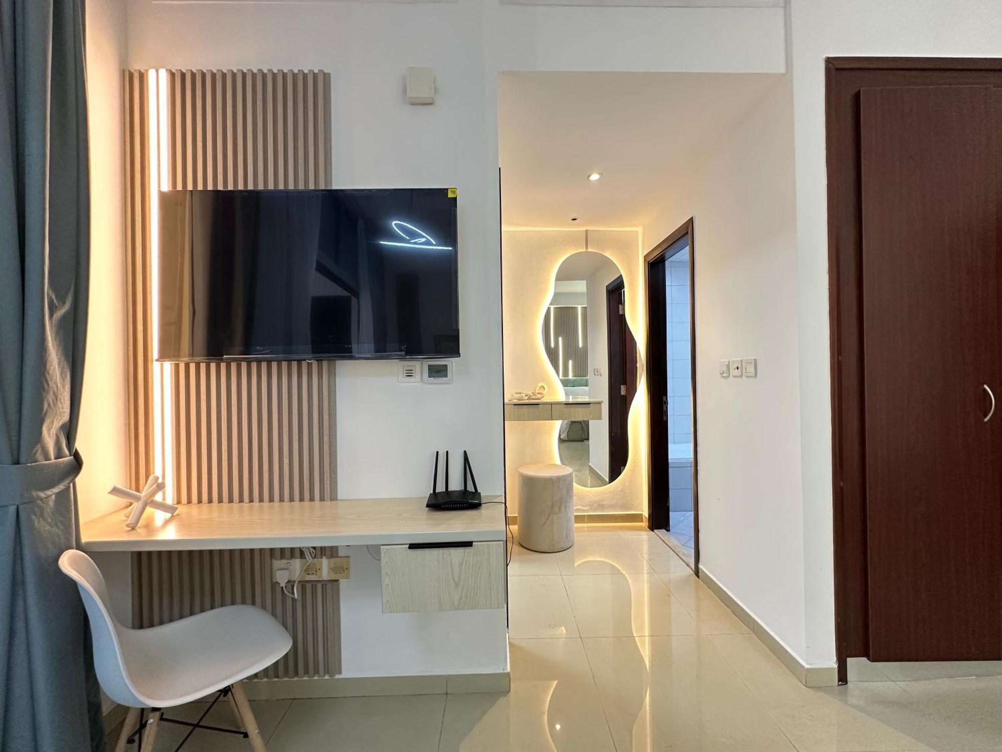 Stylish With Stunning Marina Canal Views Near To The