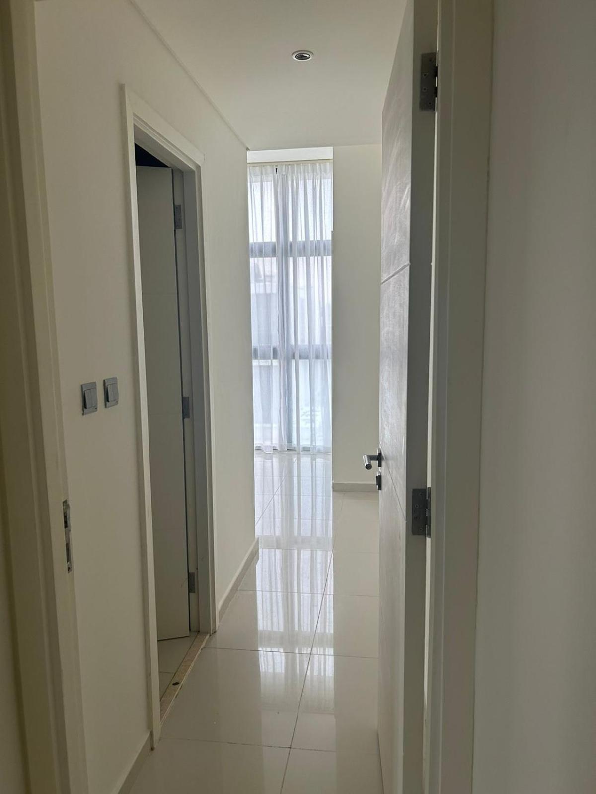 Homestay Females Only - Private With Work Desk And Attached Bathroom In Dubai