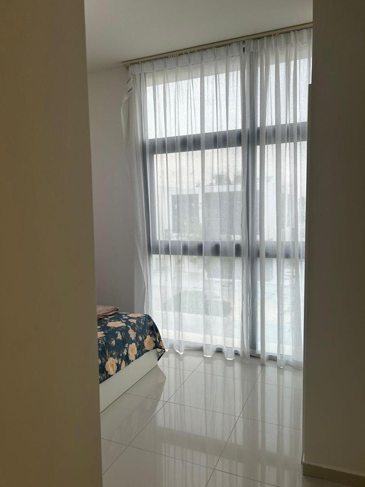 Females Only - Private With Work Desk And Attached Bathroom In Homestay Dubai