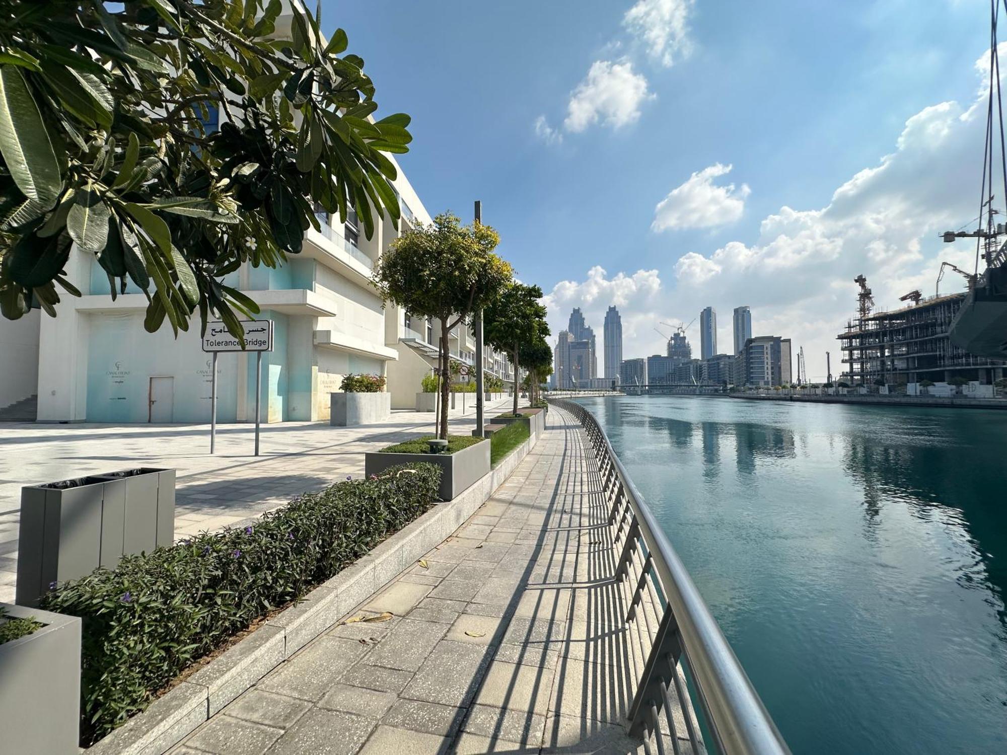 Luxury Jumeirah Canal Front Designer Sleeps4 Apartment