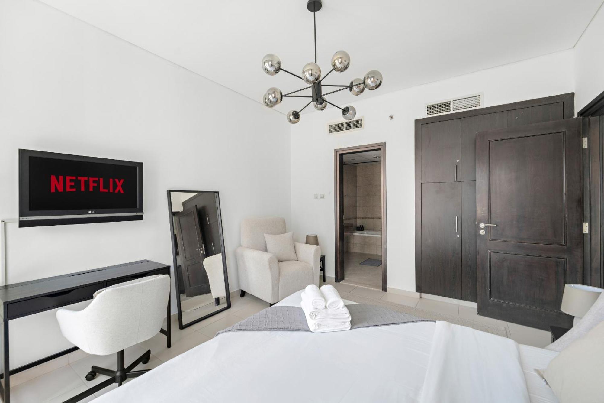 Vayk - Exclusive 1br With Eye Views *