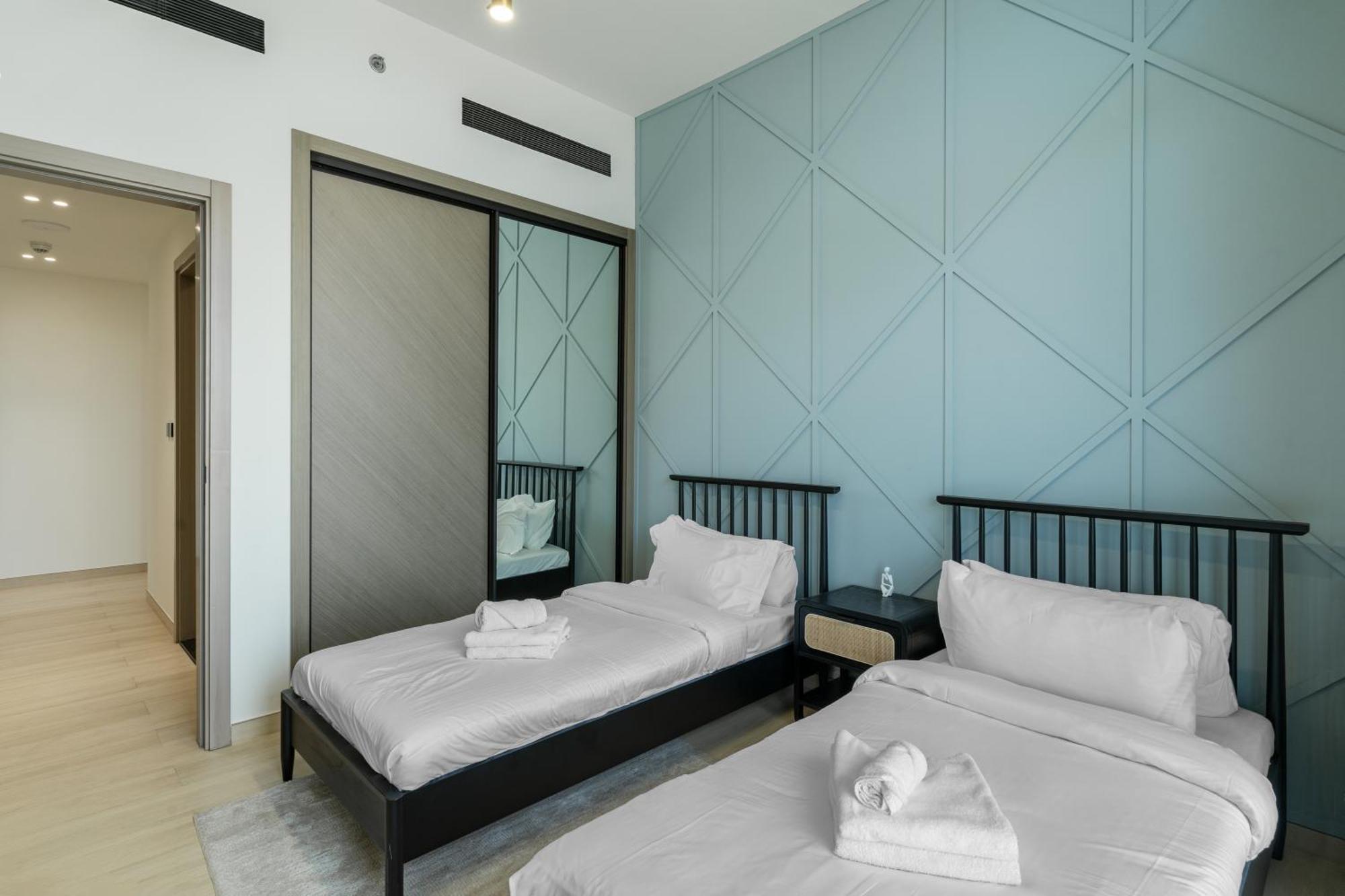 Stylish 3 Bedroom In Jvc Apartment *