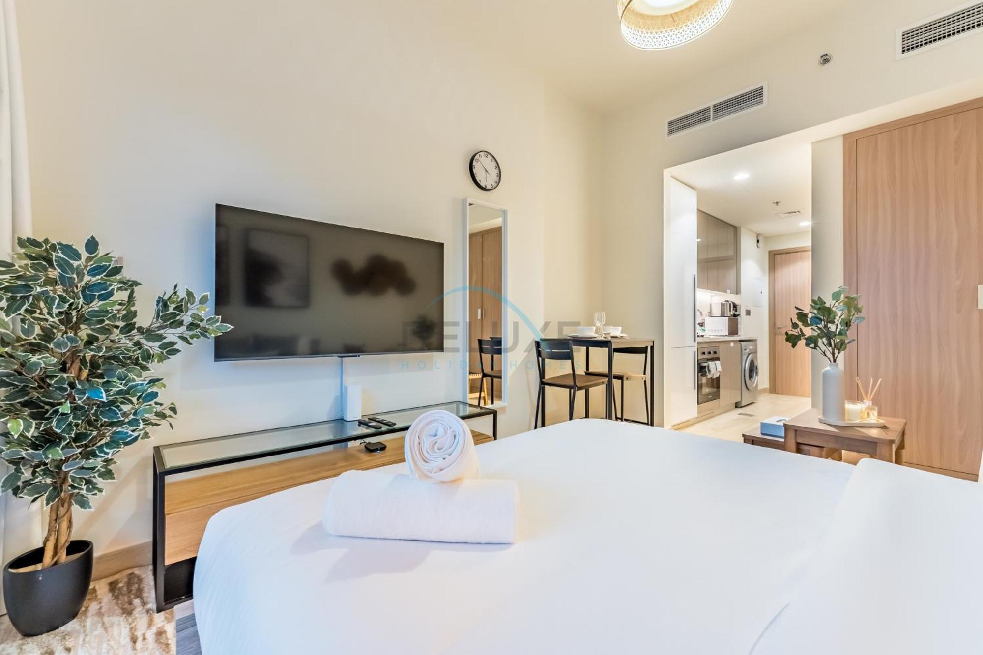 View Minutes Drive To Burj Khalifa, Azizi Riviera 43, Al Merkadh By Deluxe Homes Apartment