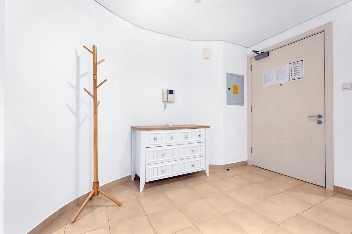 First Class 1br Inviting Marina Views Dubai