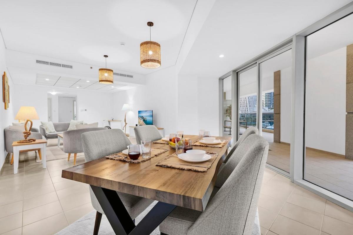 First Class 1br Inviting Marina Views
