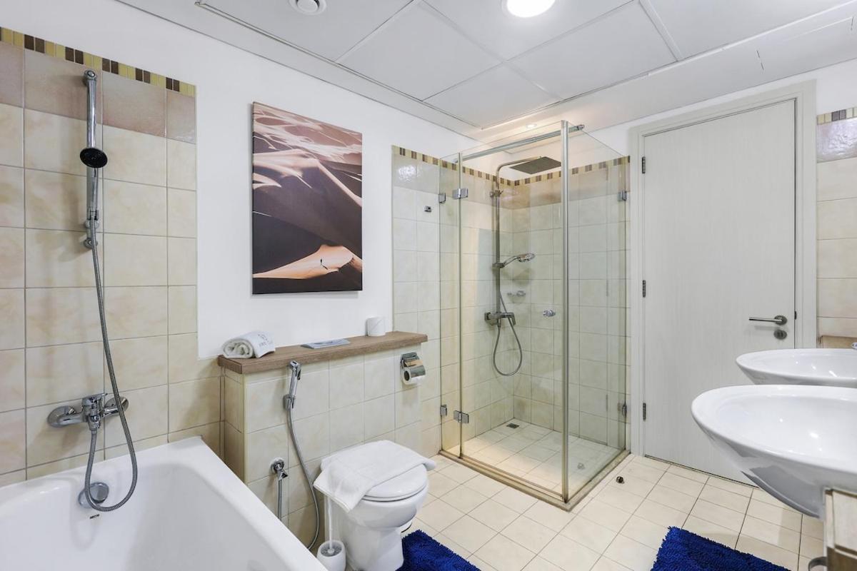 First Class 1br Inviting Marina Views *