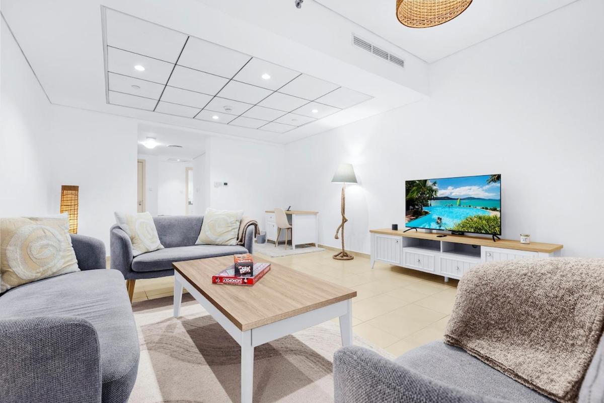 First Class 1br Inviting Marina Views Apartment