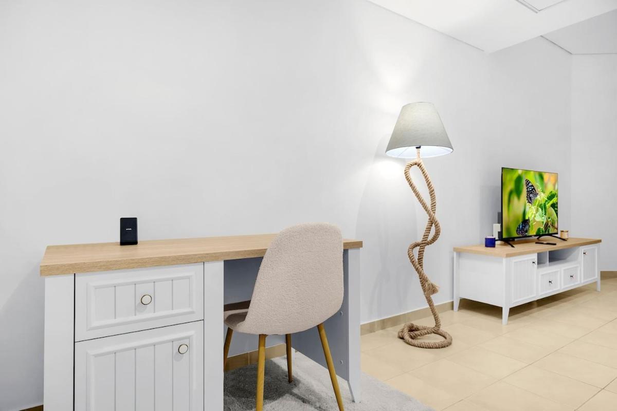 First Class 1br Inviting Marina Views Apartment *