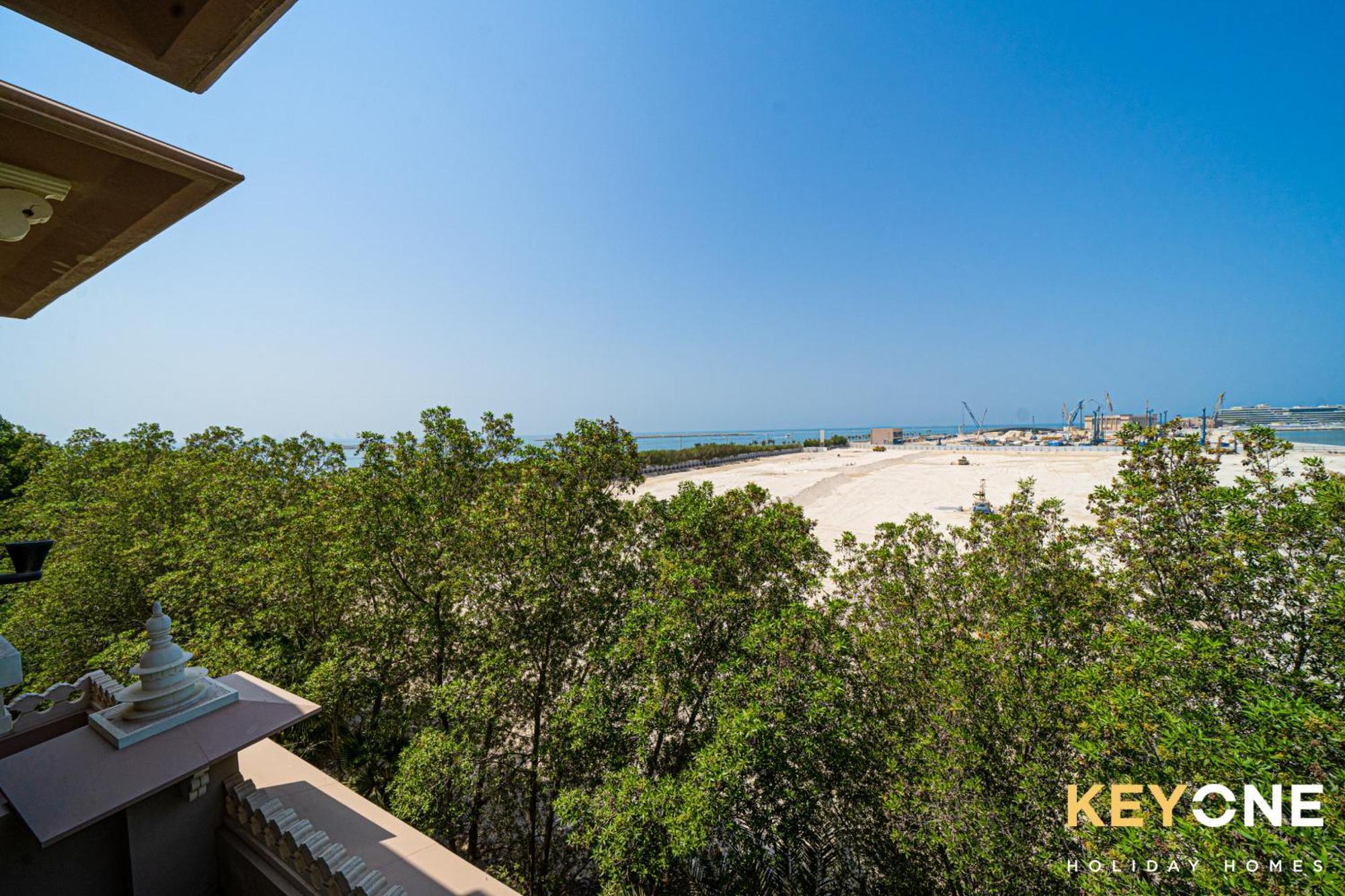 Two Bedroom And Small Room With Beach Access Apartment *