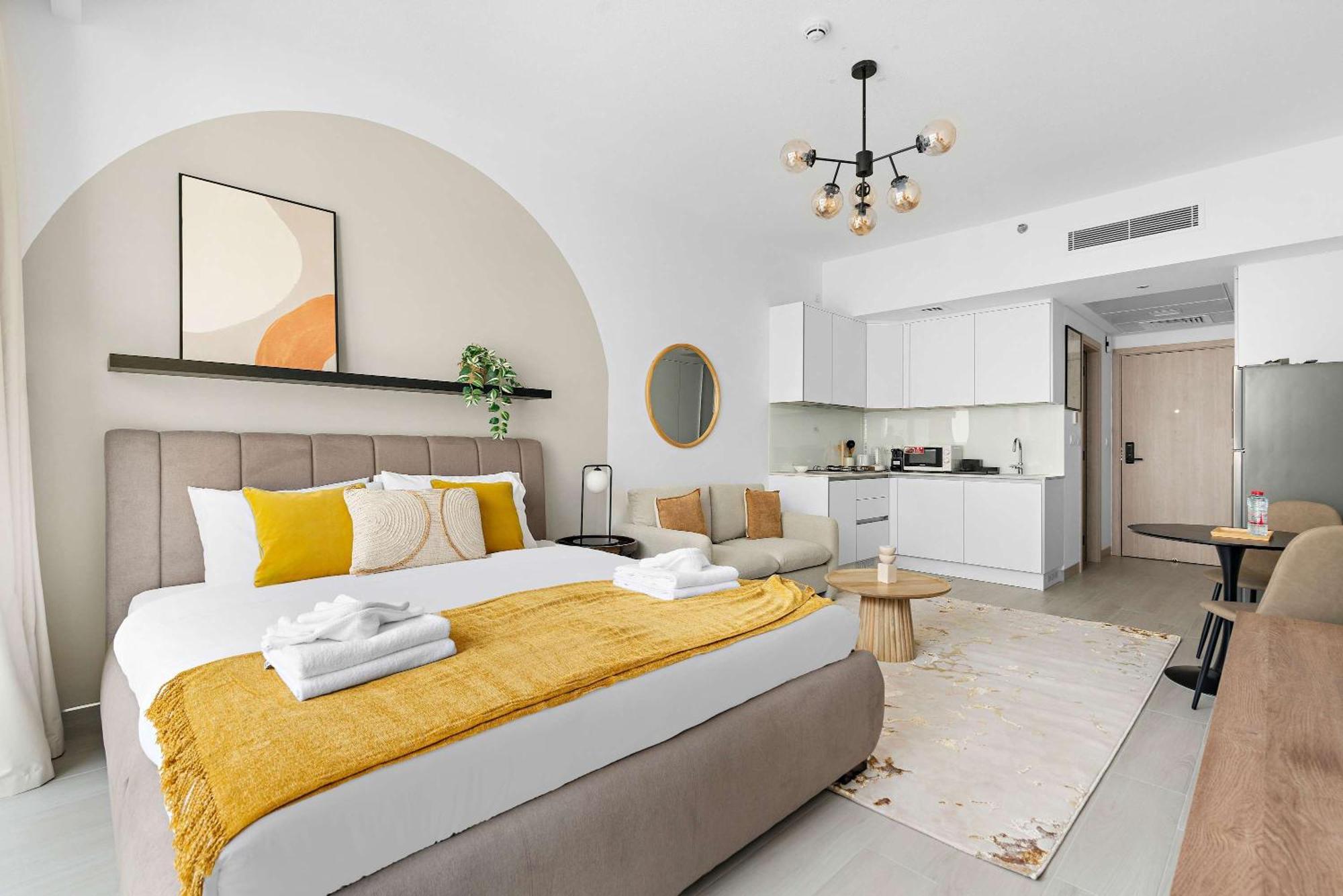 Silkhaus New In Jvc With Queen Bed