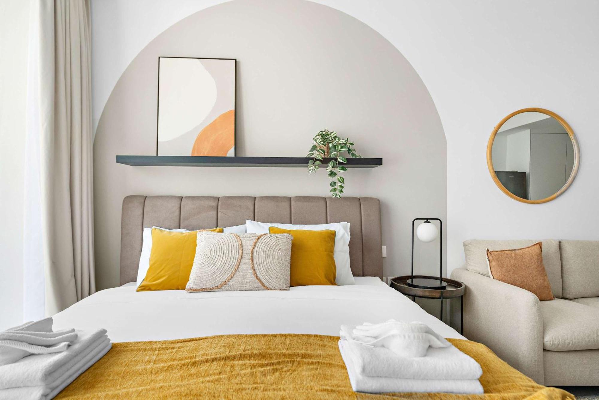 Silkhaus New In Jvc With Queen Bed Apartment